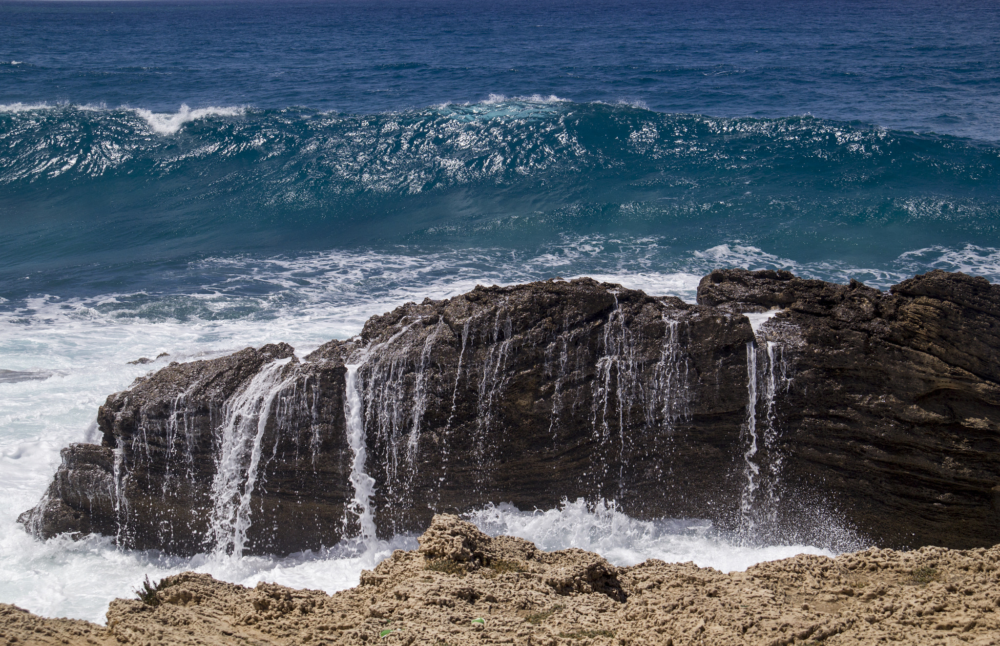 Canon EOS 550D (EOS Rebel T2i / EOS Kiss X4) sample photo. Waves crashing down at the rock on the mediterranean seashore photography