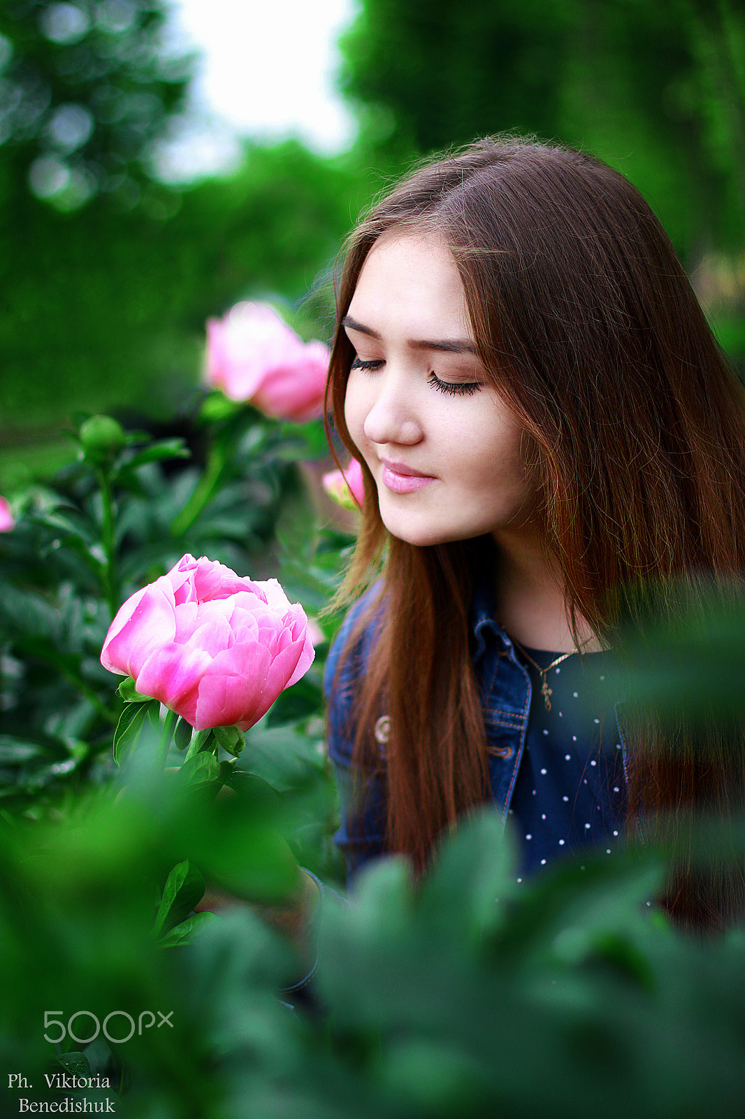 Canon EOS 70D + Canon EF 50mm F1.4 USM sample photo. Girl into peony photography