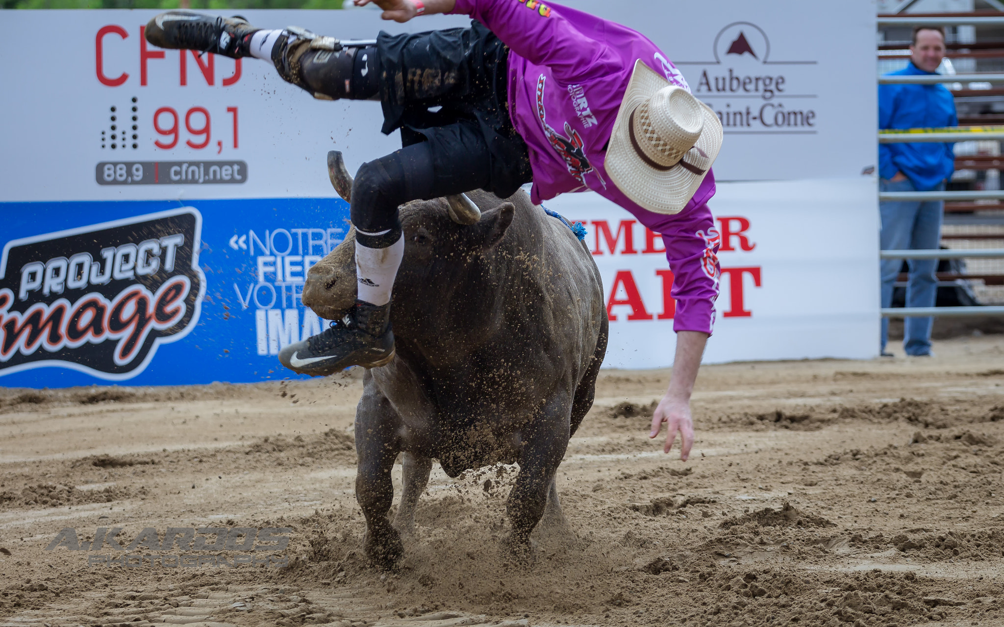 Canon EOS 700D (EOS Rebel T5i / EOS Kiss X7i) + Canon EF 70-200mm F4L USM sample photo. Xbf - out of my way !!! - dangerous extreme bull riding - rodéo fest de val saint-côme 2016 photography