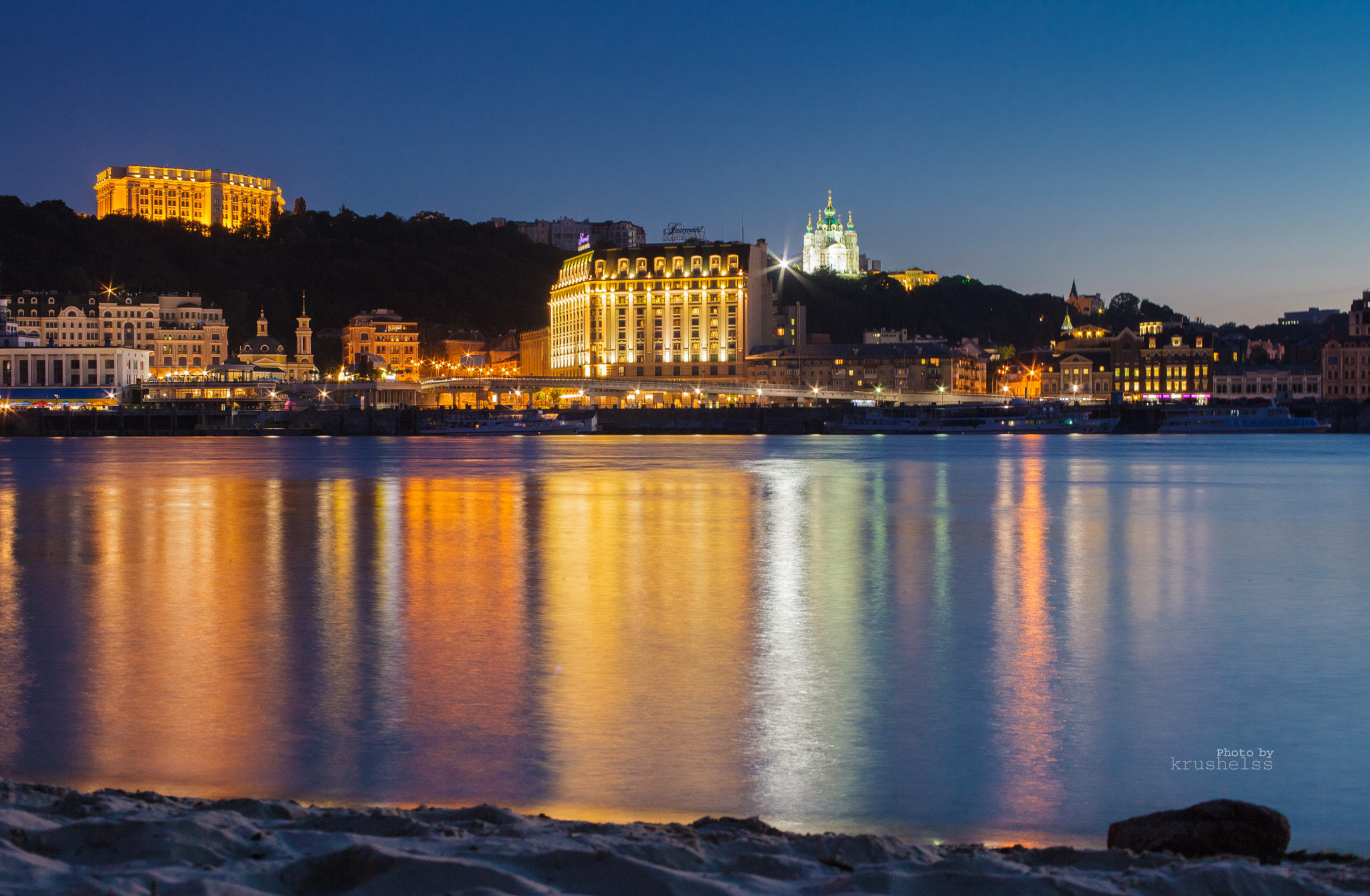 Canon EF 50mm F2.5 Macro sample photo. Nighttime kiev photography