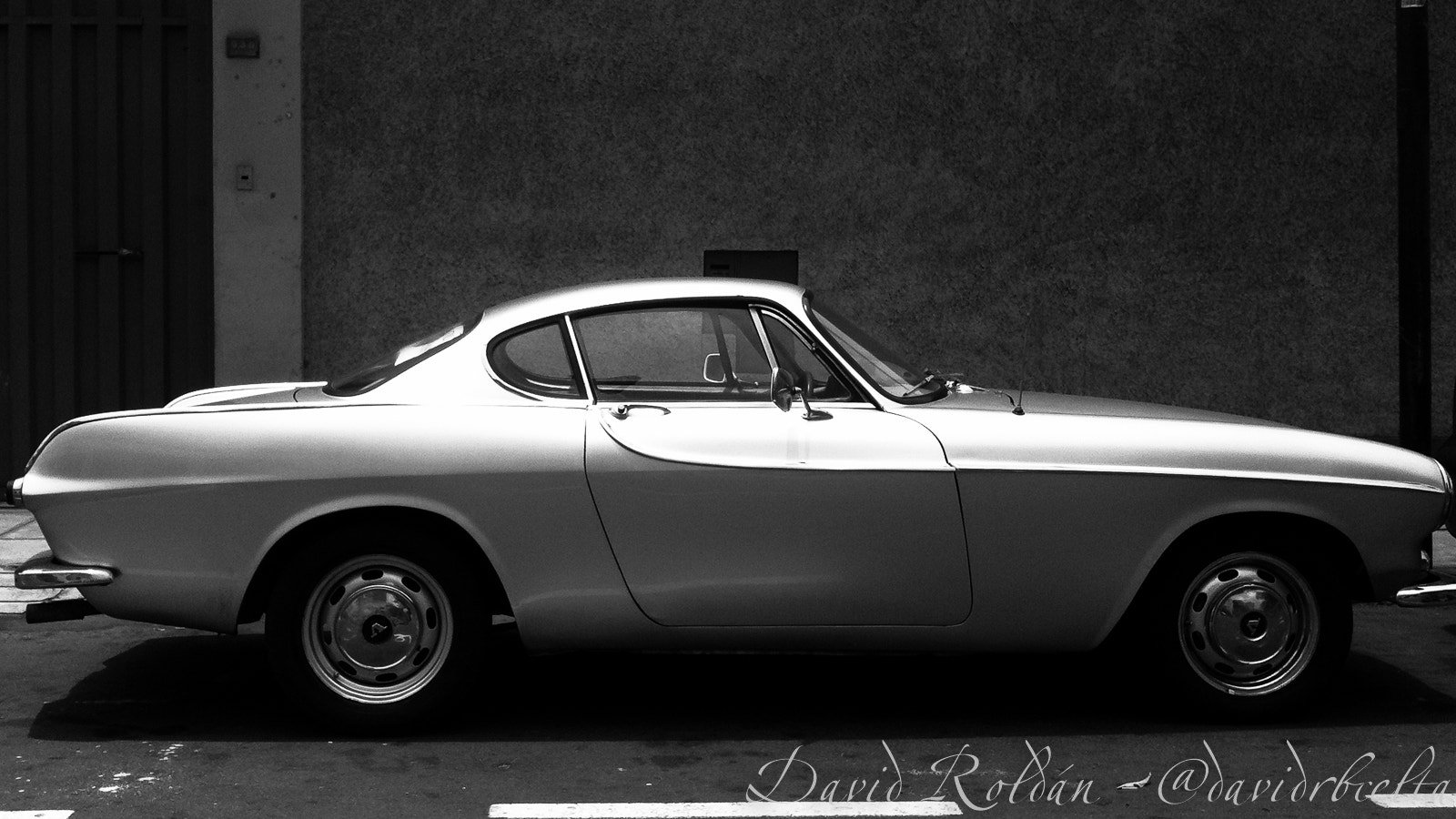 Jag.gr 645 PRO for iPhone sample photo. Knife car photography