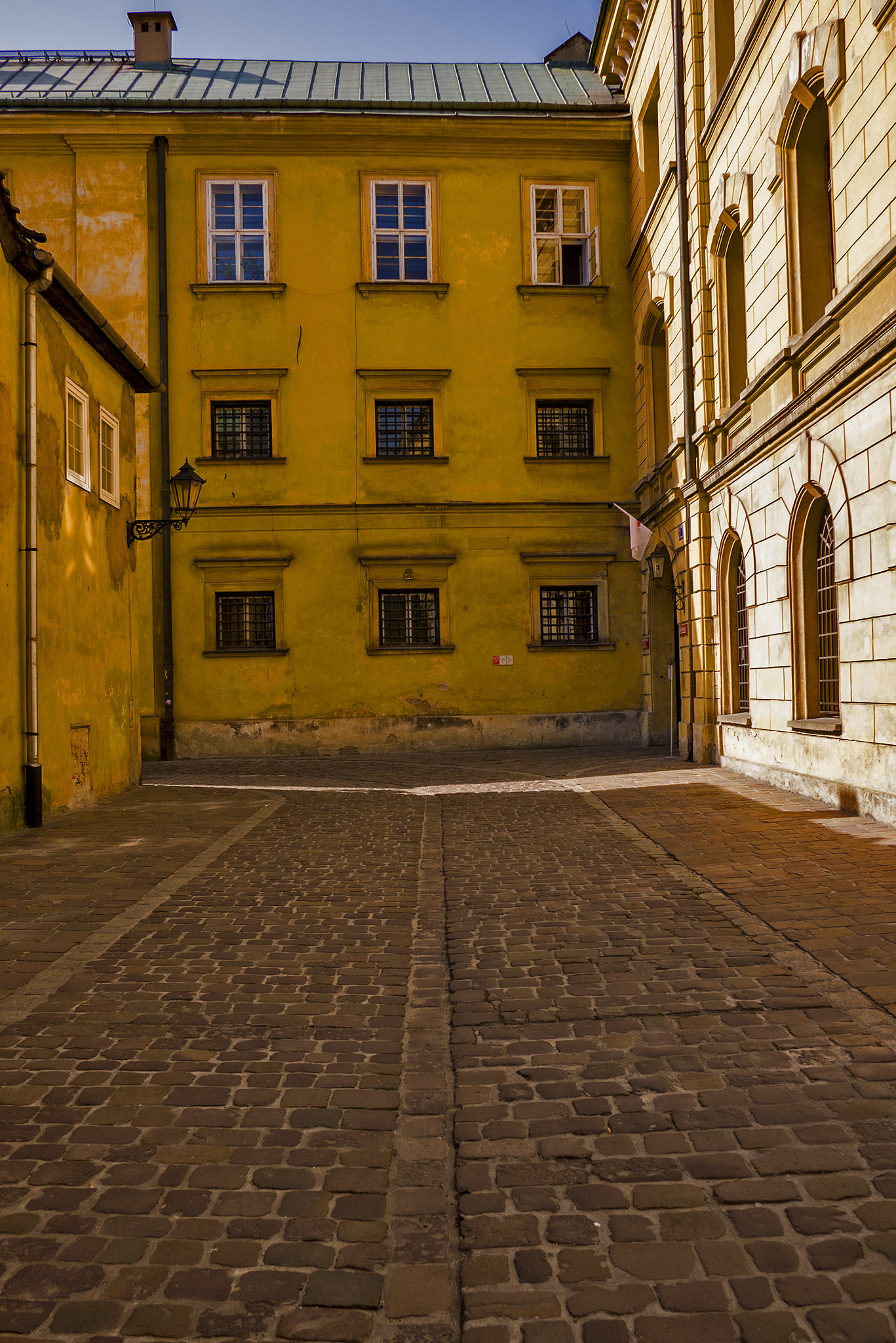 Panasonic Lumix DMC-GX7 + Panasonic Lumix G 14mm F2.5 ASPH sample photo. Zaułek photography