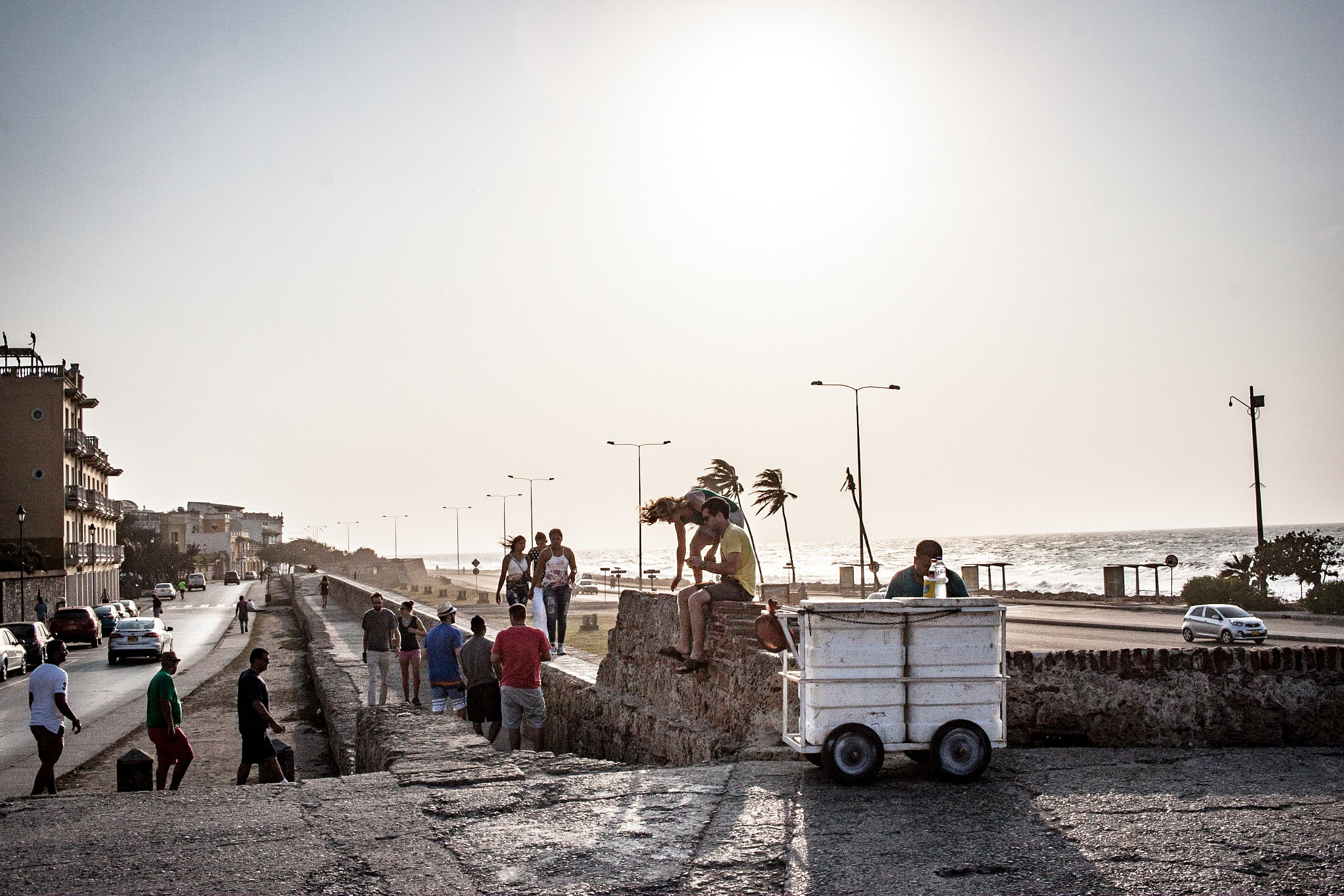 Canon EF-S 24mm F2.8 STM sample photo. Cerrando tienda photography