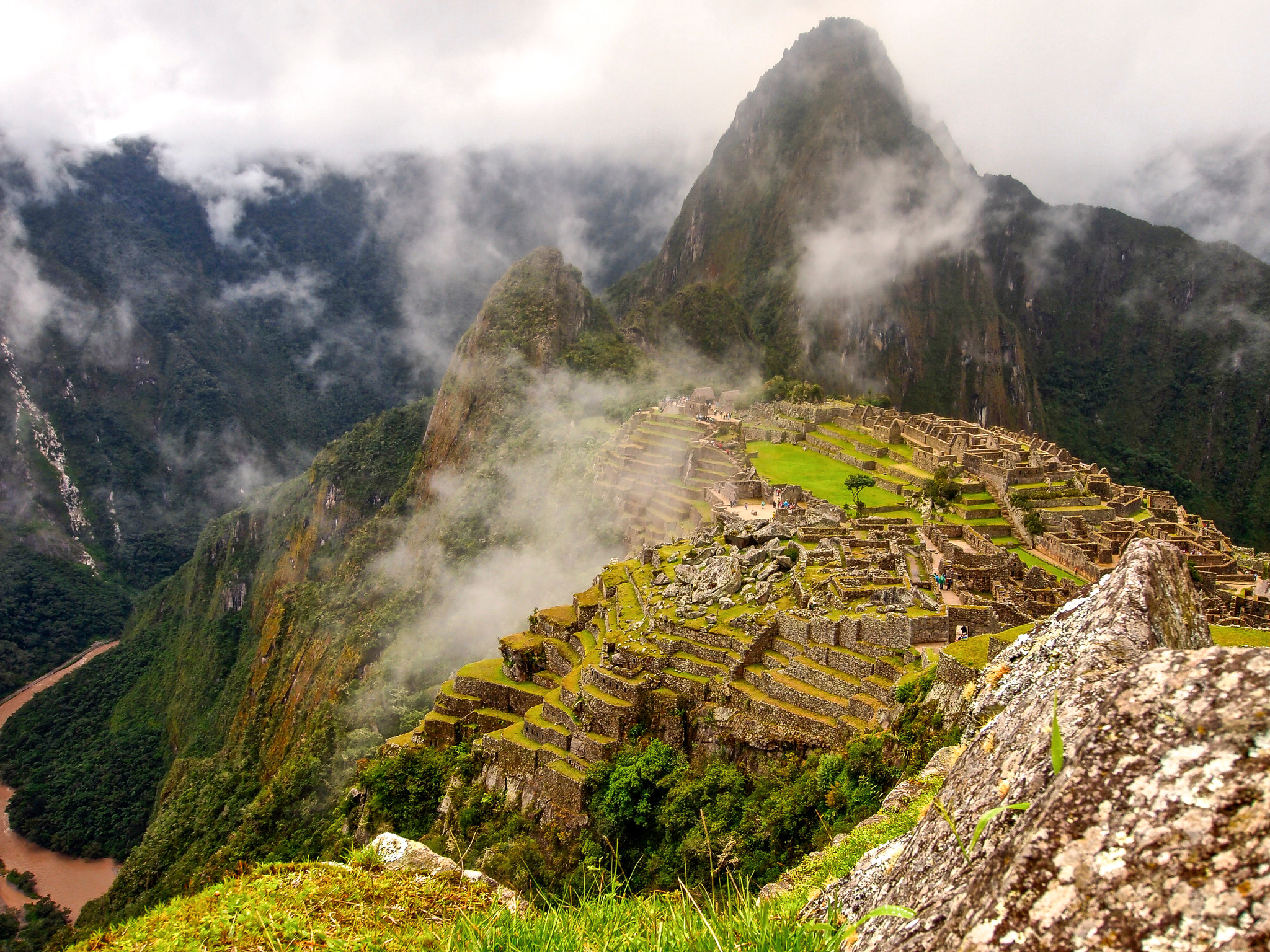 Olympus PEN E-PL1 + OLYMPUS M.9-18mm F4.0-5.6 sample photo. Machu picchu in the mist photography