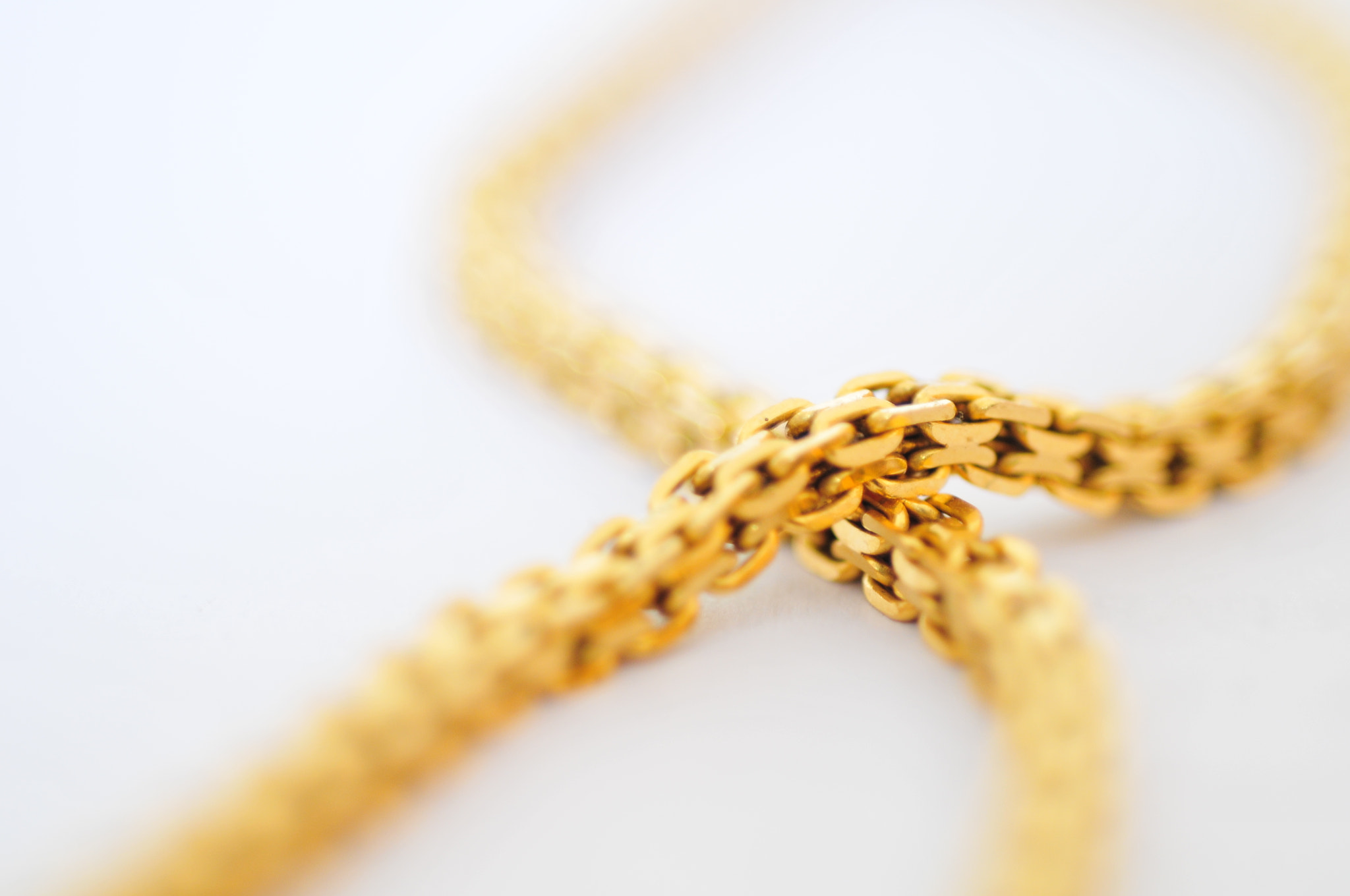 Nikon D300 + Nikon AF Micro-Nikkor 60mm F2.8D sample photo. Cross chain macro photography
