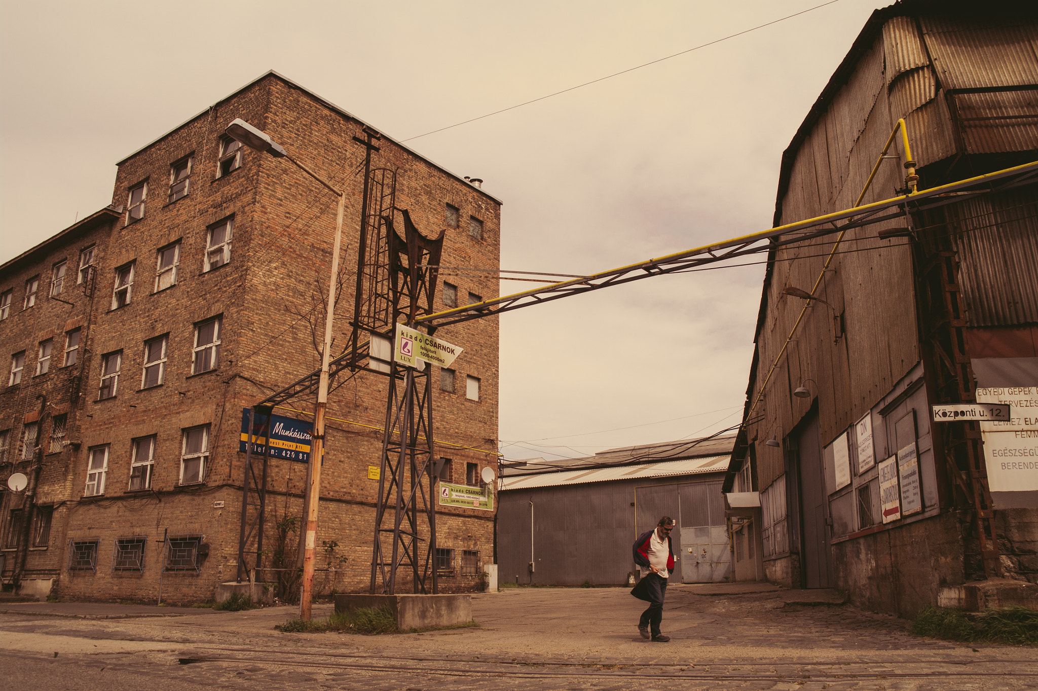 Samsung NX10 sample photo. On the streets of budapest photography