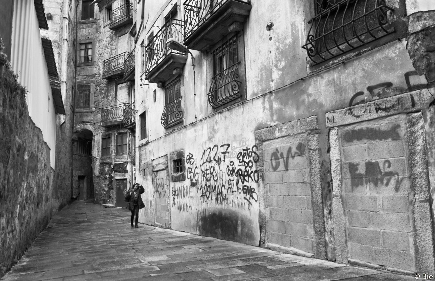 Sigma 17-50mm F2.8 EX DC OS HSM sample photo. Old town alleyways photography