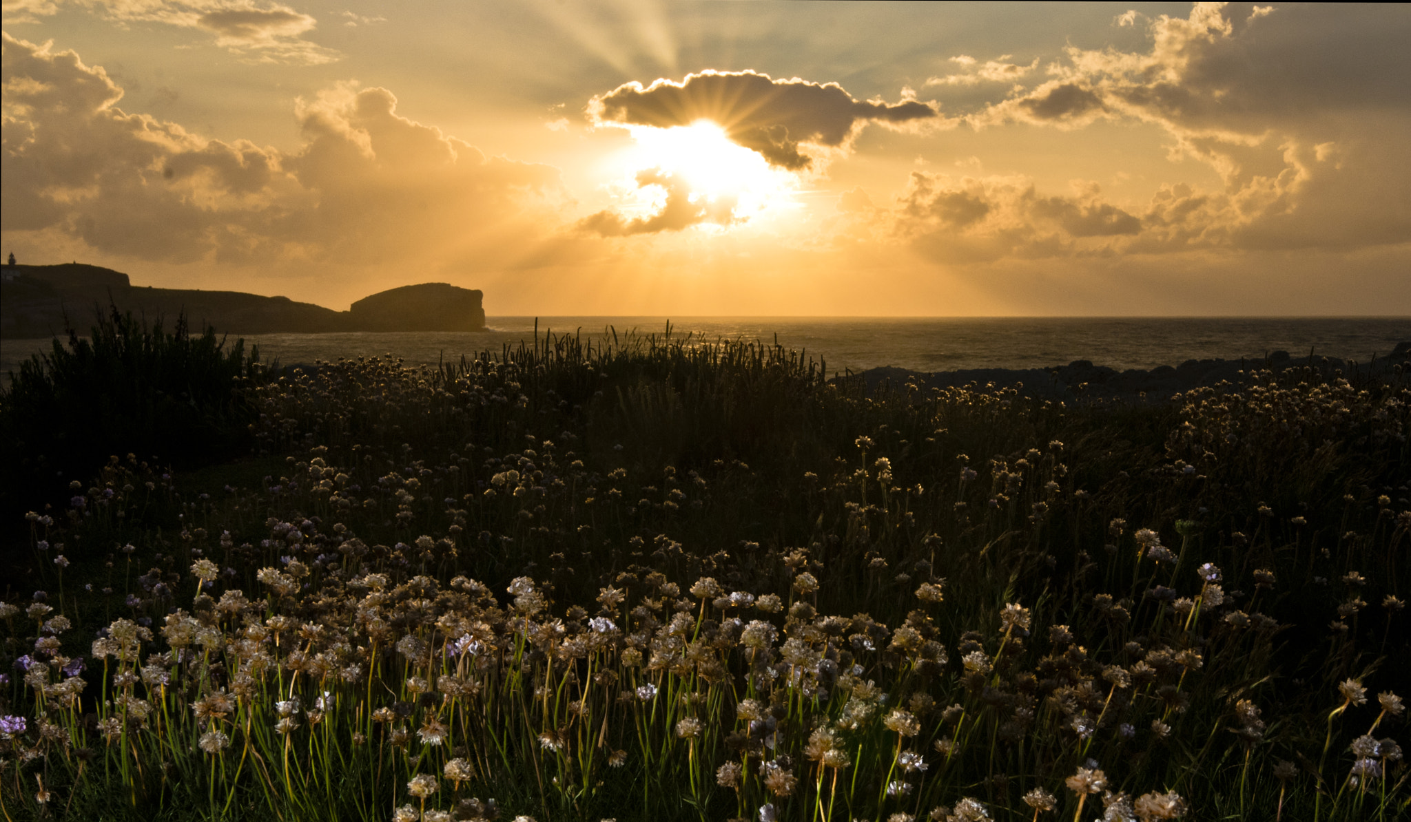 Nikon D3000 + Sigma 18-35mm F1.8 DC HSM Art sample photo. Puesta de sol al borde del acantilado photography