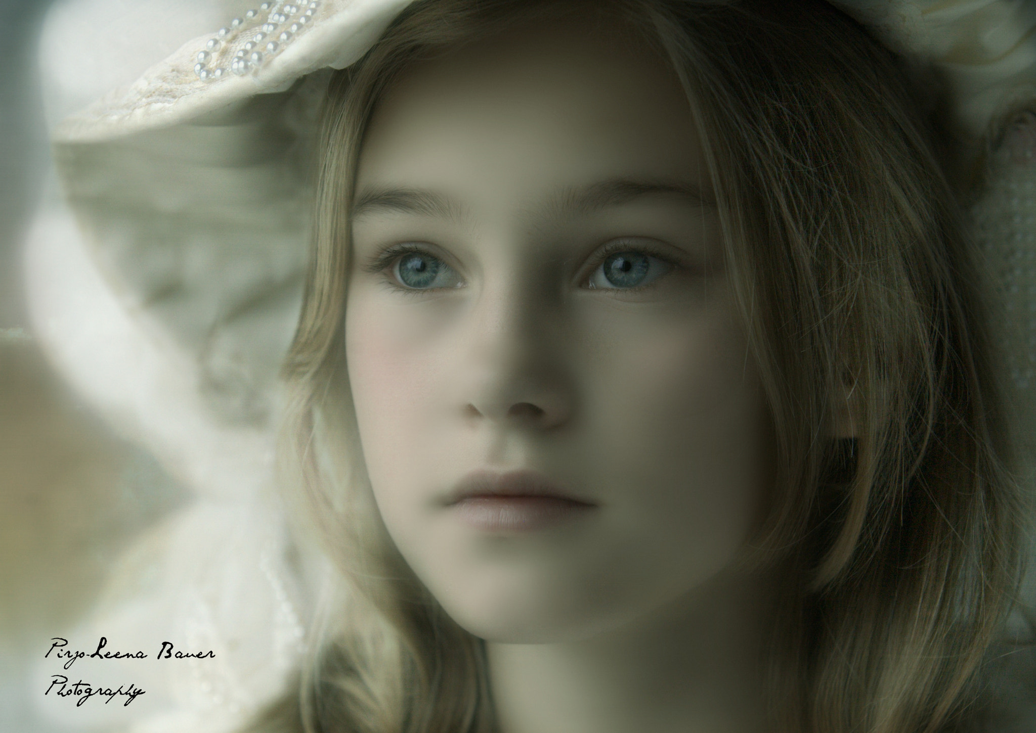 Canon EOS-1Ds Mark II sample photo. Vintage girl photography