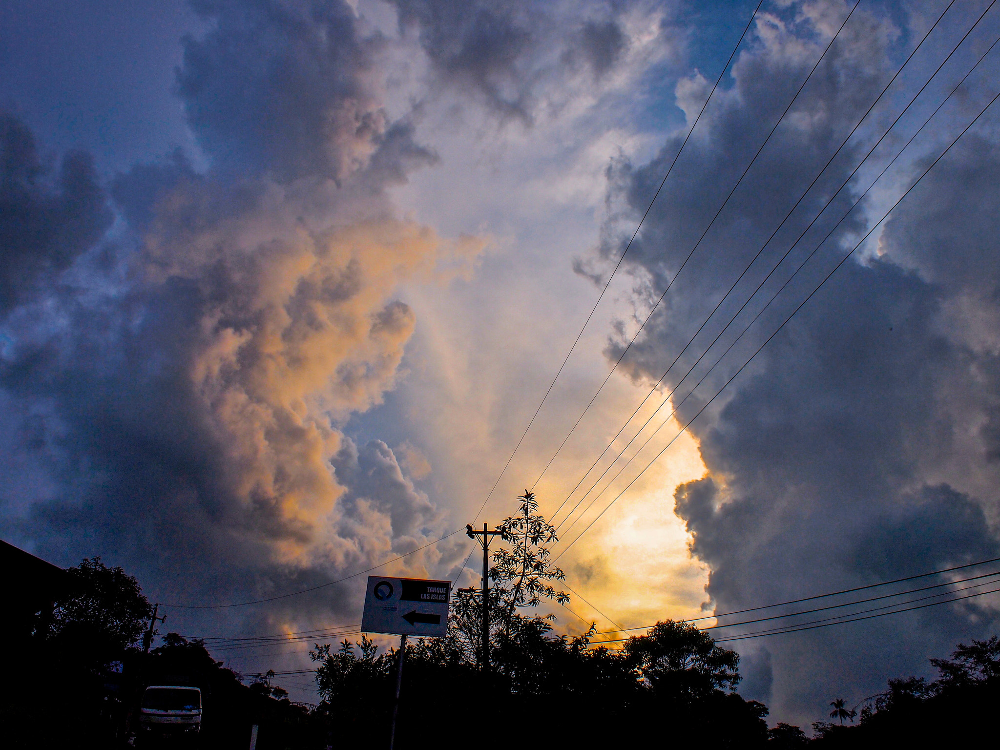 Olympus PEN E-PL1 + Olympus M.Zuiko Digital 17mm F2.8 Pancake sample photo. Cloud explosion photography