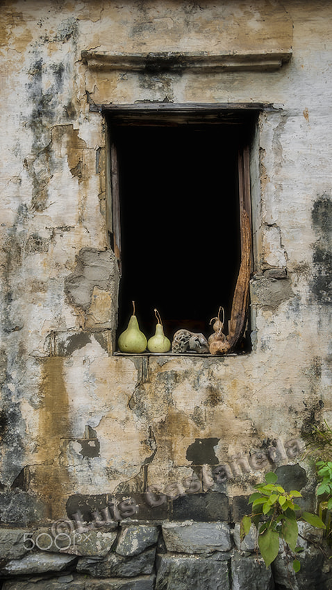 Panasonic Lumix DMC-GF1 + Panasonic Lumix G Vario 7-14mm F4 ASPH sample photo. Home window. xidi. anhui. china. photography