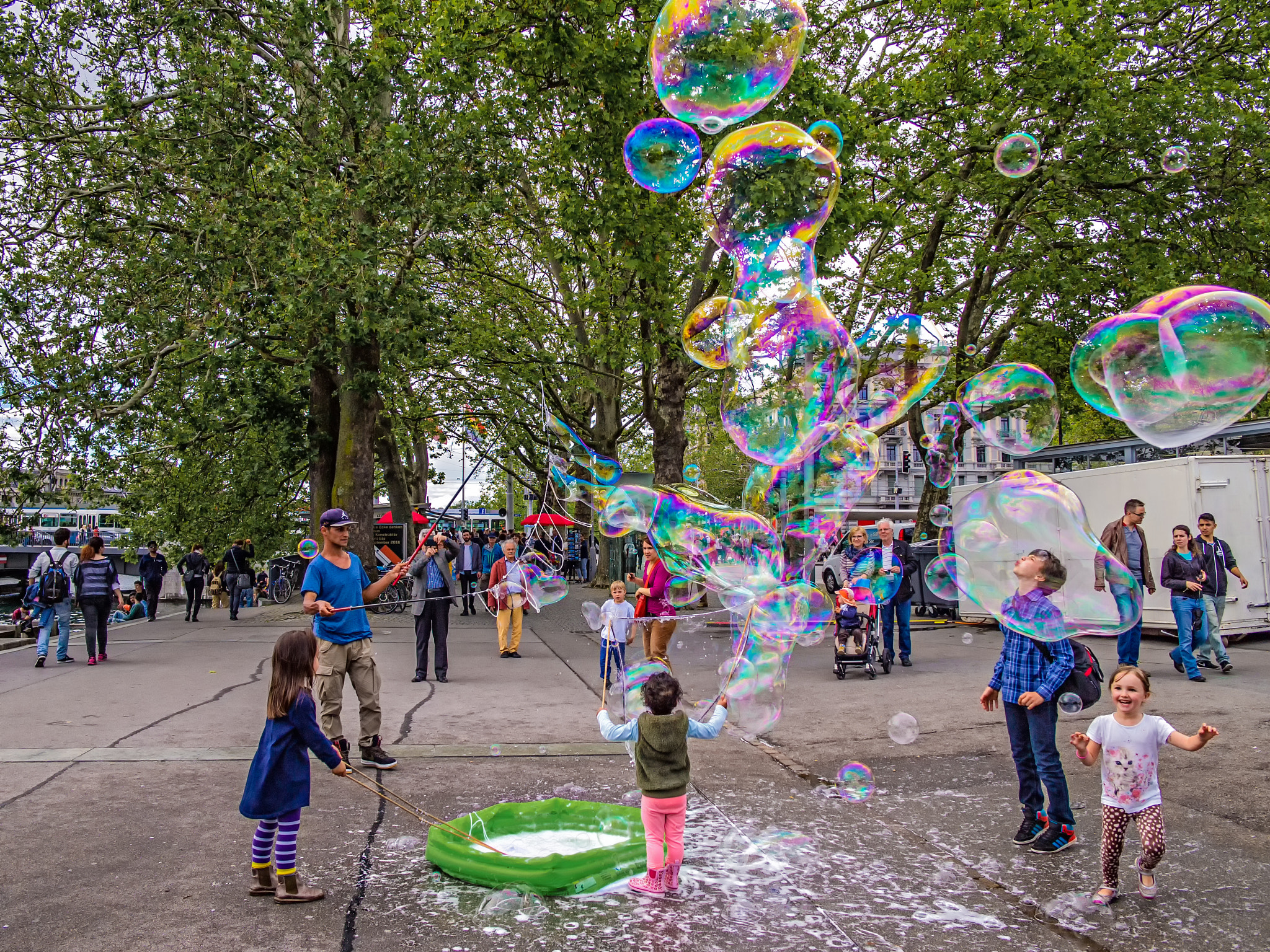 Olympus PEN E-PL3 + LEICA DG SUMMILUX 15/F1.7 sample photo. Kids in zurich entertained by soap bubbles photography