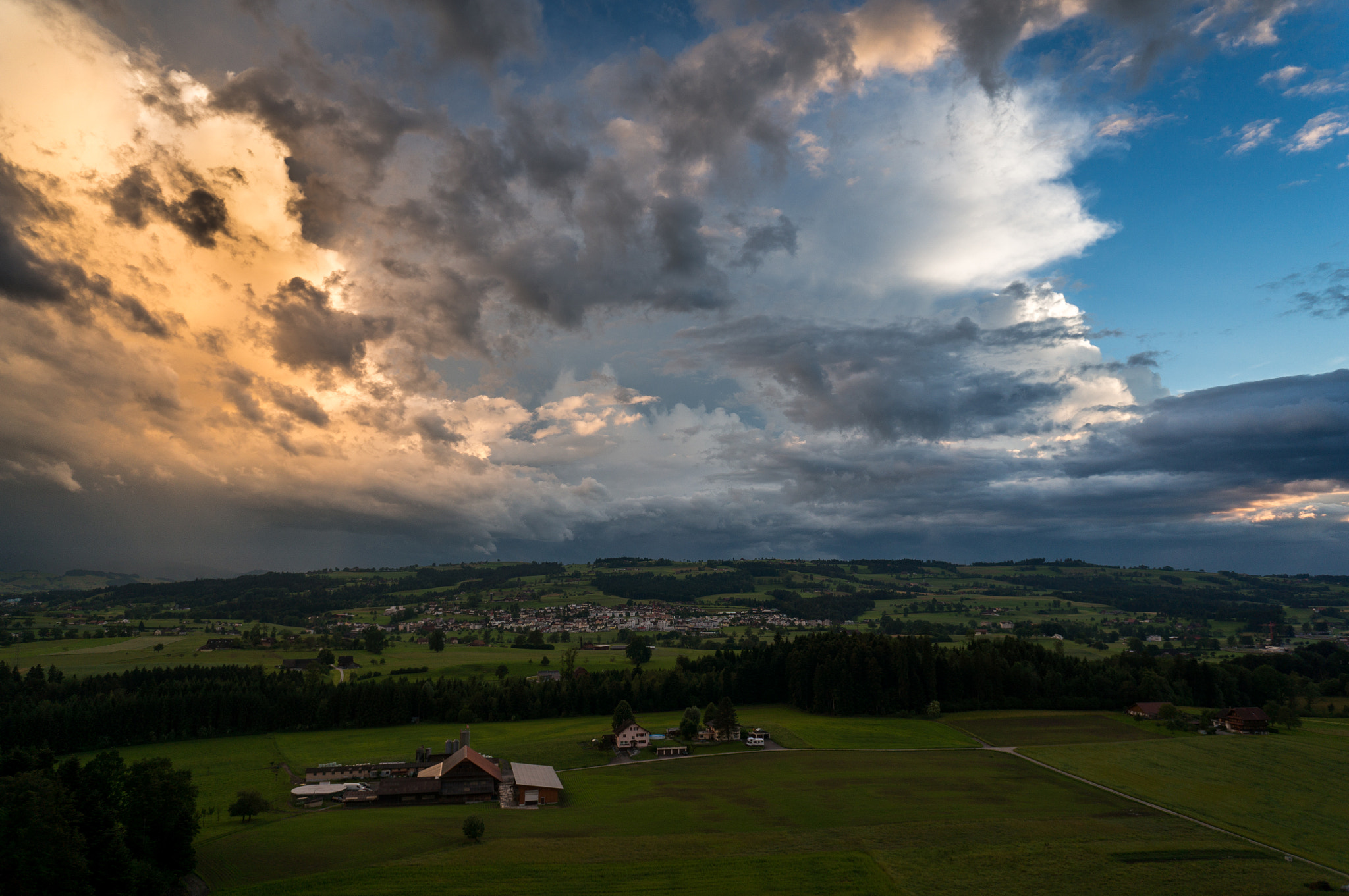 Sony Alpha NEX-5T + Sony E 16mm F2.8 sample photo. Arrival of thunderstorm photography