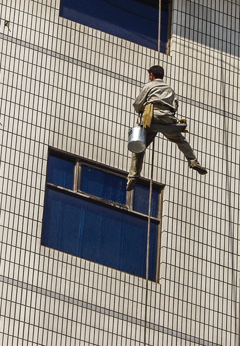Olympus E-10 sample photo. The window washer photography