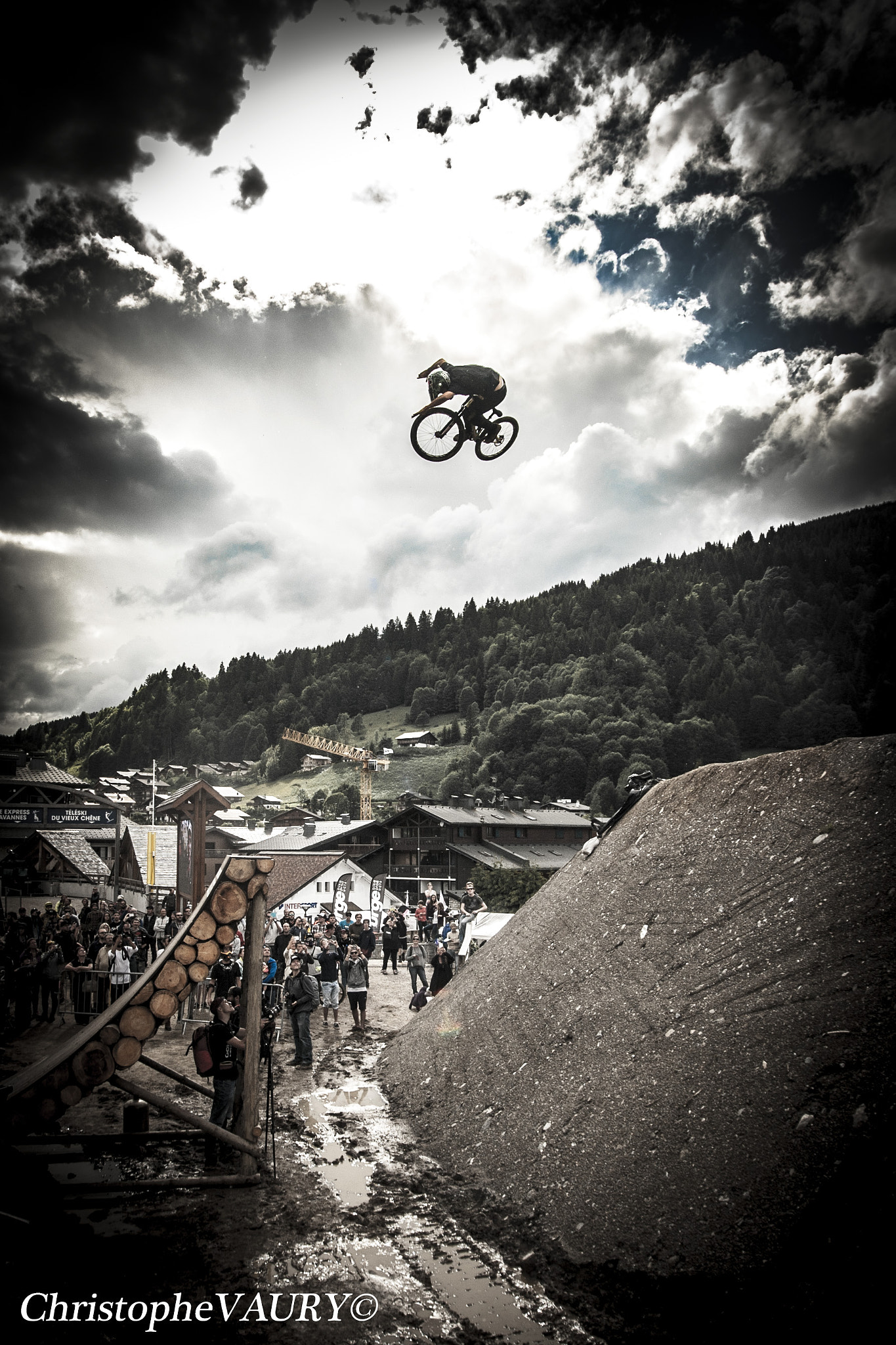 Nikon D3 + Sigma 17-35mm F2.8-4 EX Aspherical sample photo. Crankworx © photography