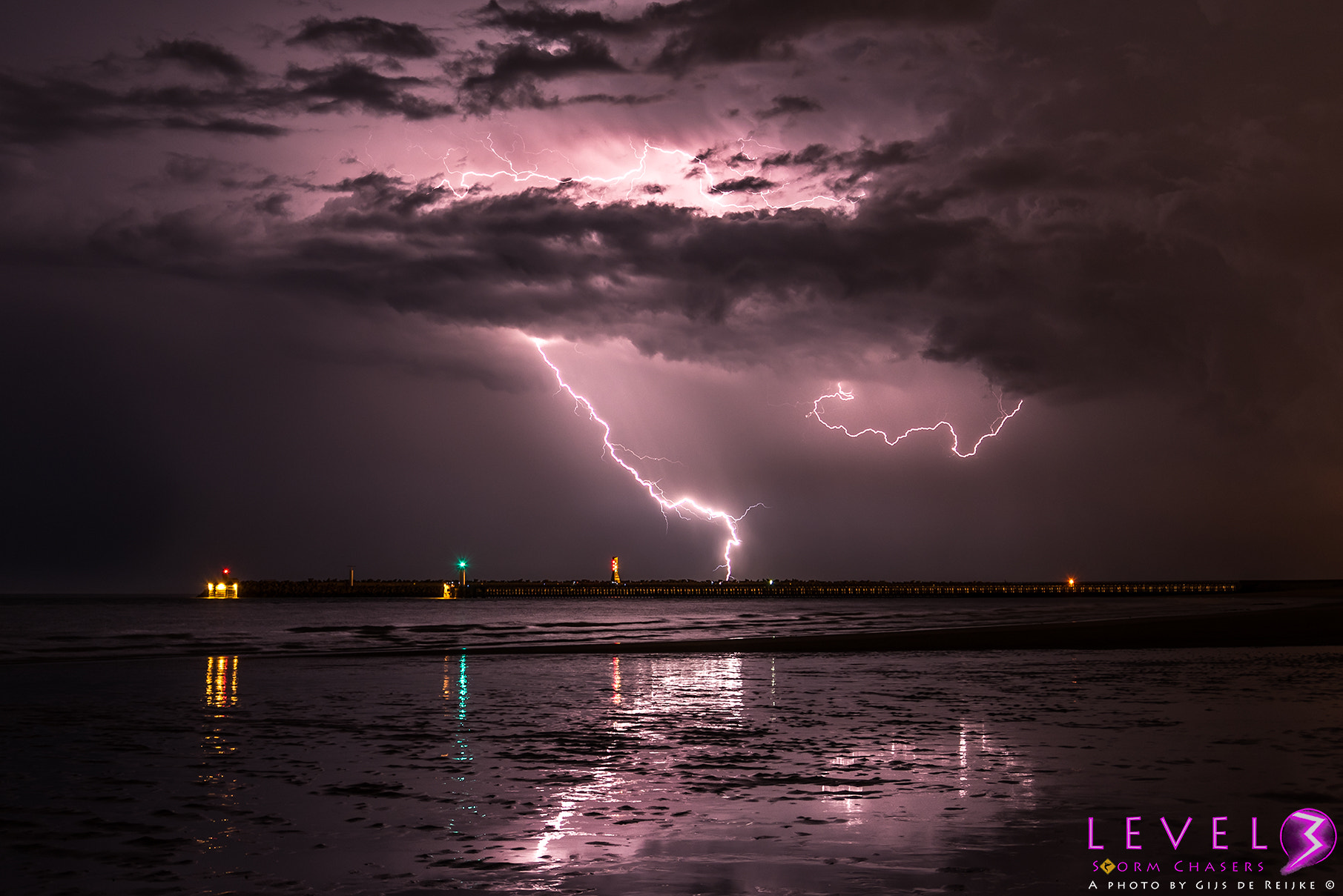 AF Zoom-Nikkor 28-80mm f/3.3-5.6G sample photo. Mirrored lightning photography