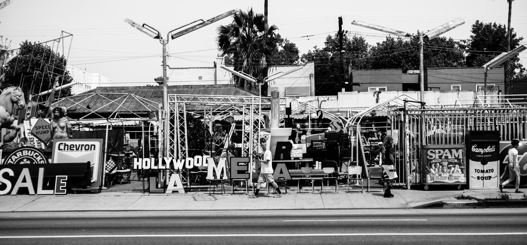 Summicron-M 1:2/50 sample photo. Bunch of junk photography