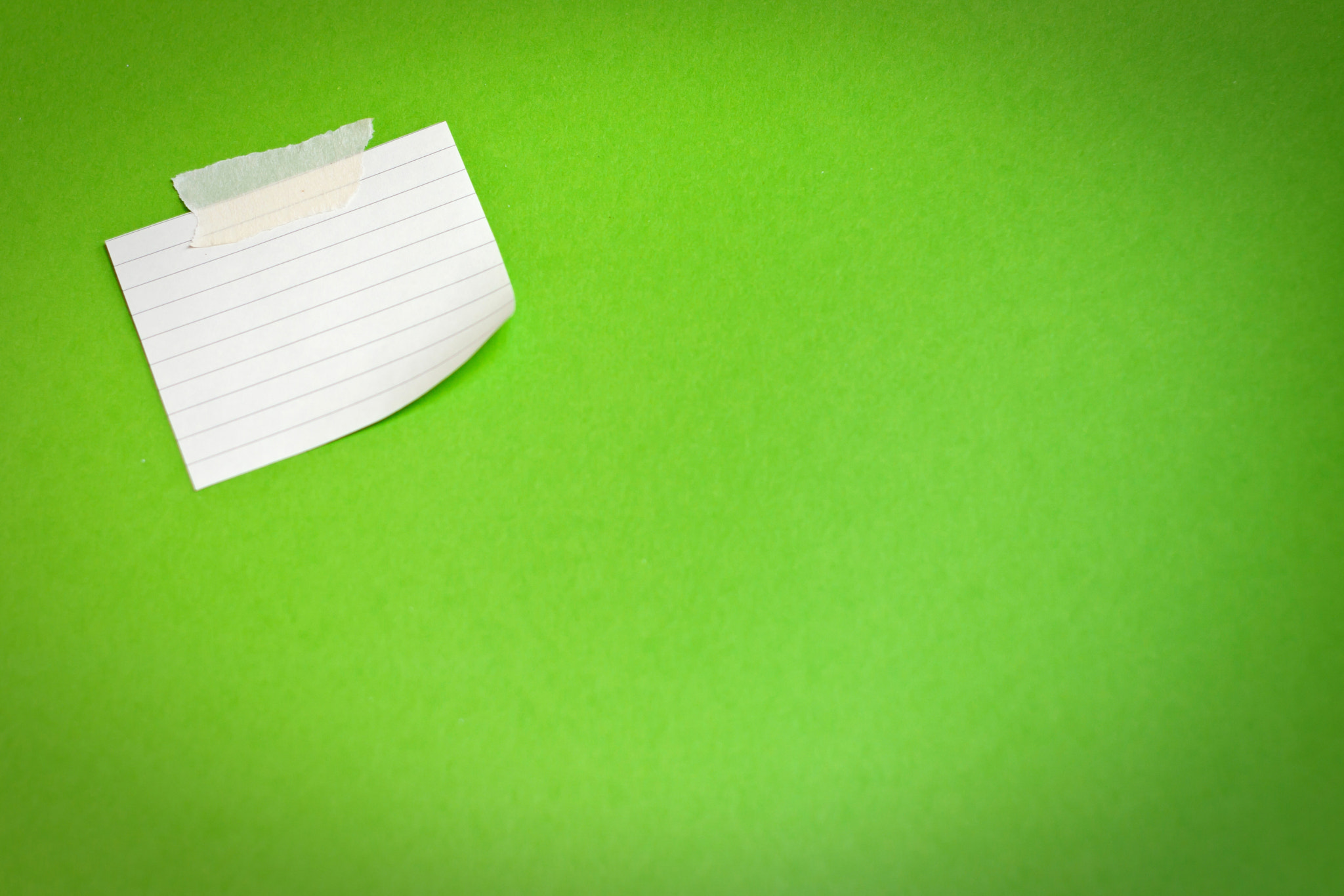 Canon EOS 450D (EOS Rebel XSi / EOS Kiss X2) + Canon EF 50mm F1.8 II sample photo. White note paper attached on green background photography