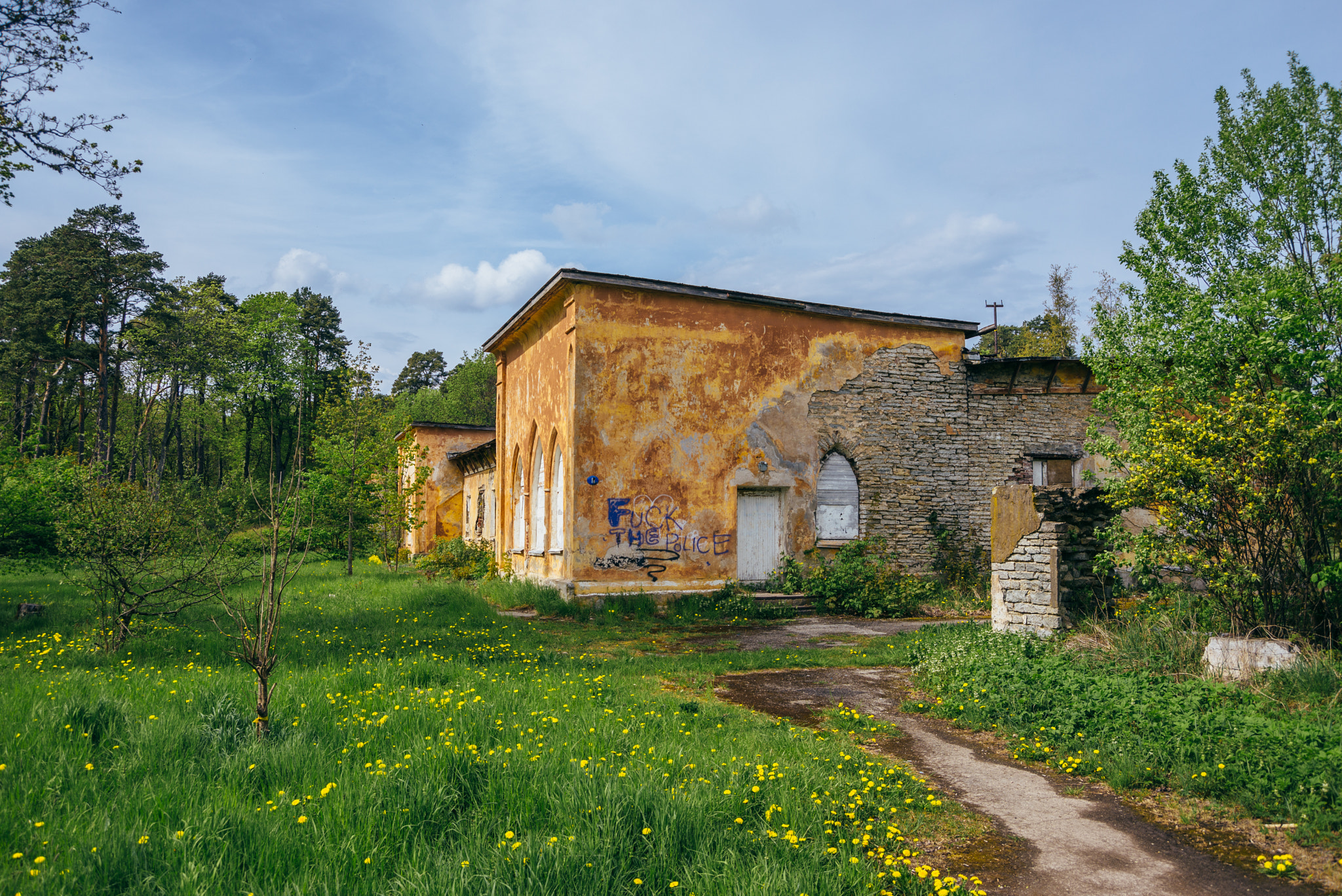 Nikon D610 + AF Zoom-Nikkor 28-70mm f/3.5-4.5D sample photo. Old house near the keila-joa waterfall photography