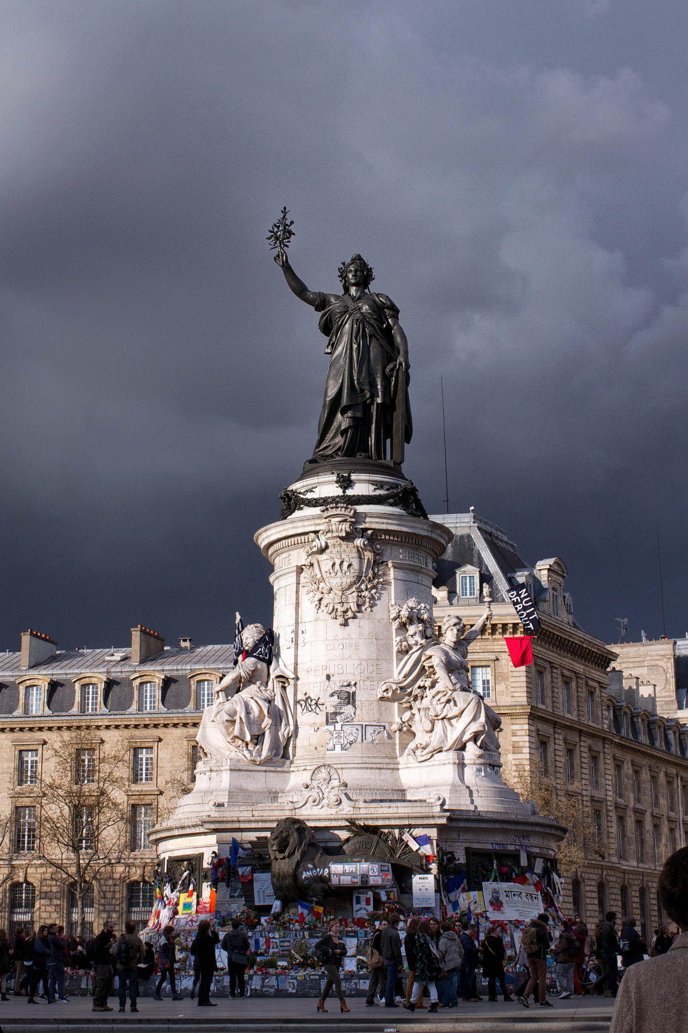 Canon EOS 7D + Canon EF 35mm F1.4L USM sample photo. Place de la republique - paris (1692) photography