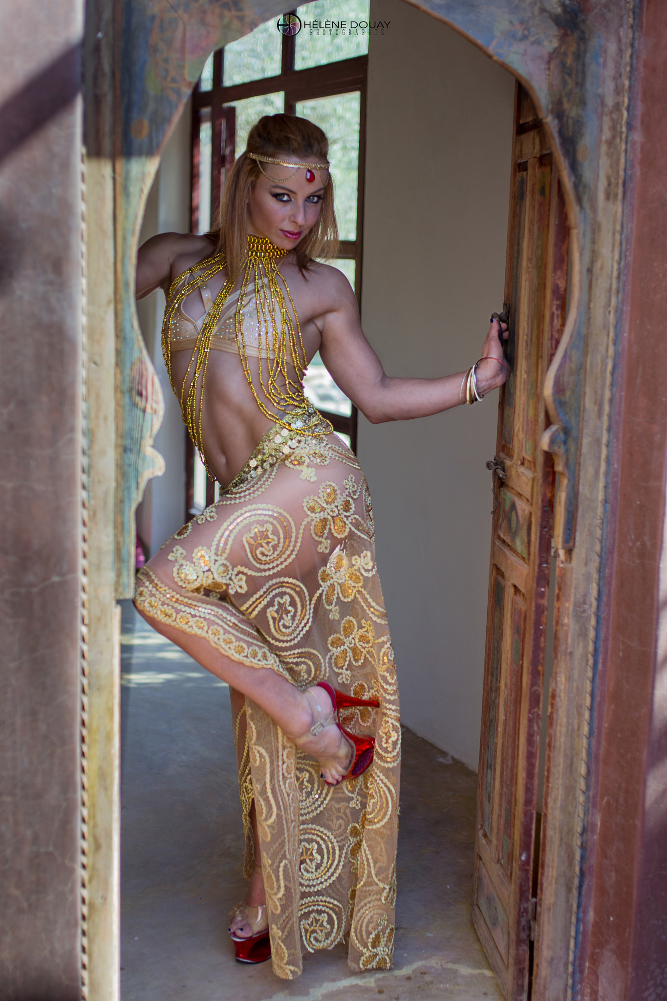 Sony a99 II + Sigma 35mm F1.4 DG HSM Art sample photo. Vane lunatica in marrakesh photography