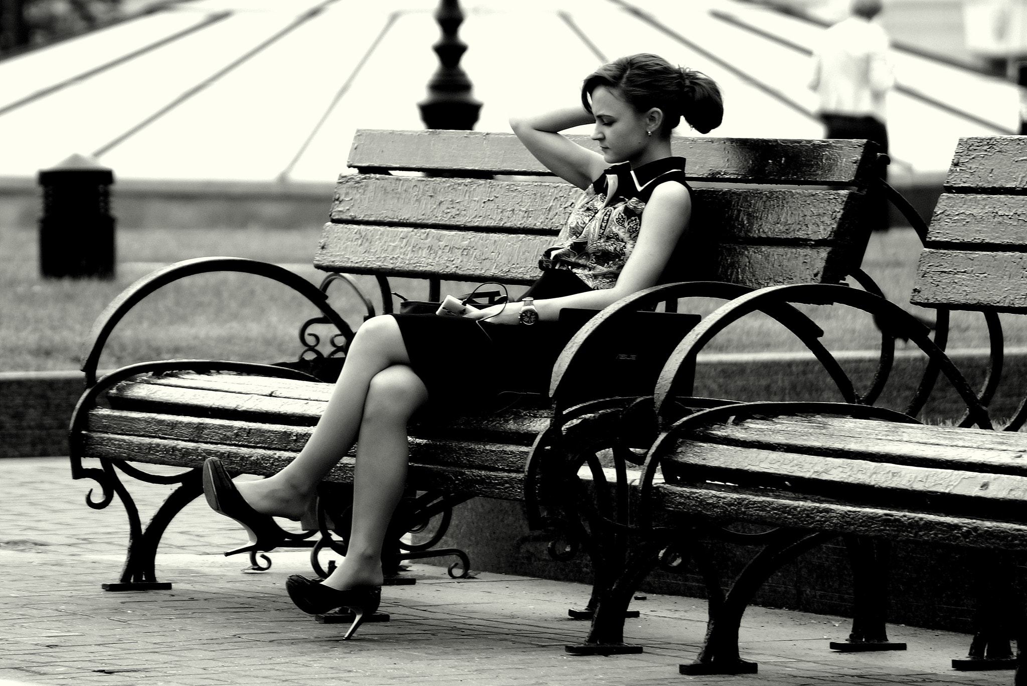 Tamron SP 70-300mm F4-5.6 Di USD sample photo. Sitting girl photography