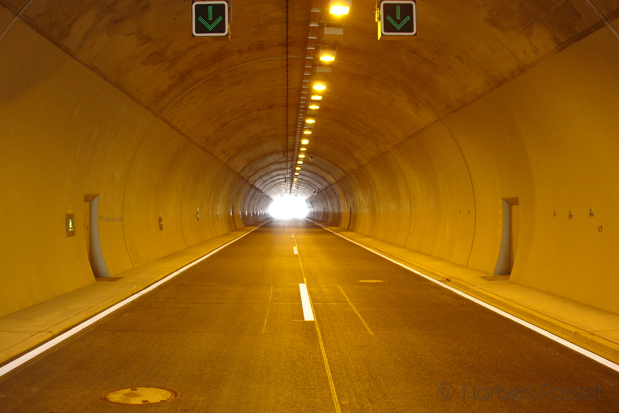 Sony DSC-P100 sample photo. Licht im tunnel photography