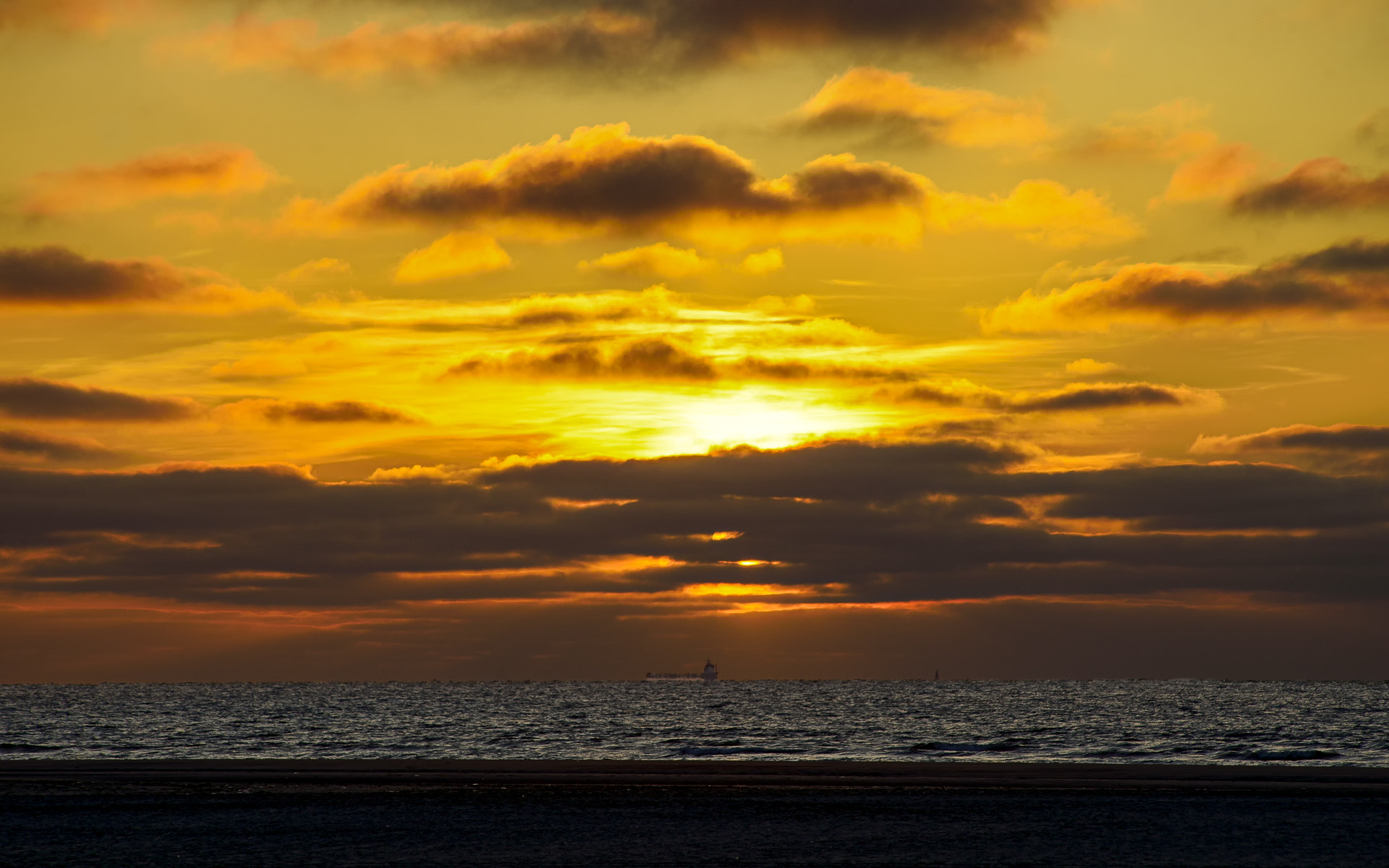 Nikon D800 + AF Nikkor 70-210mm f/4-5.6 sample photo. Sunset hides behind the clouds photography