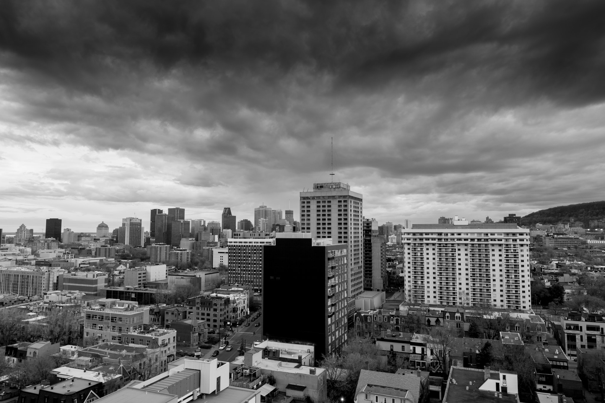 Samsung NX500 + Samsung NX 16mm F2.4 Pancake sample photo. Montreal skyline #[b&w] photography