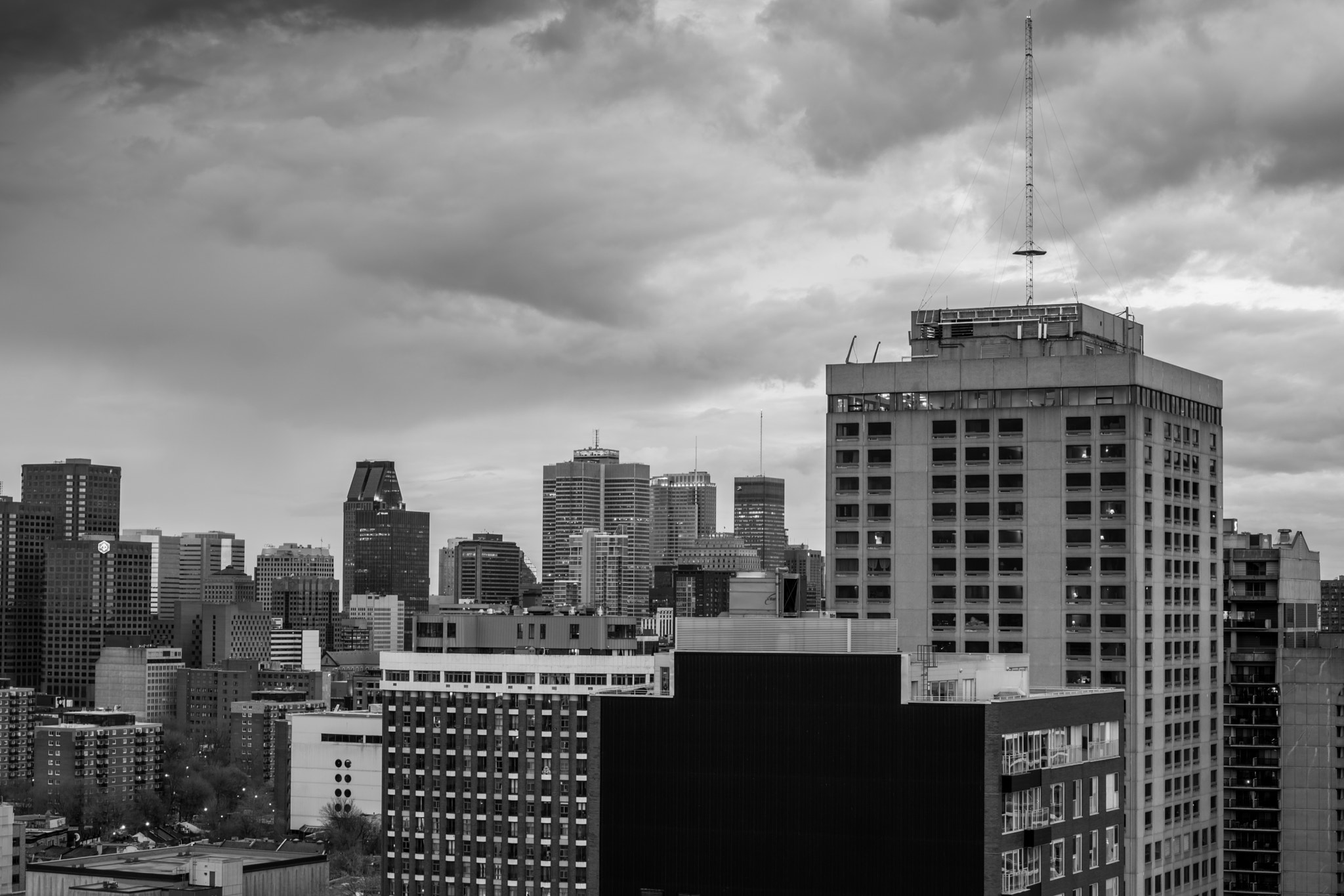 Samsung NX500 + Samsung NX 45mm F1.8 sample photo. Montreal skyline #[b&w] photography