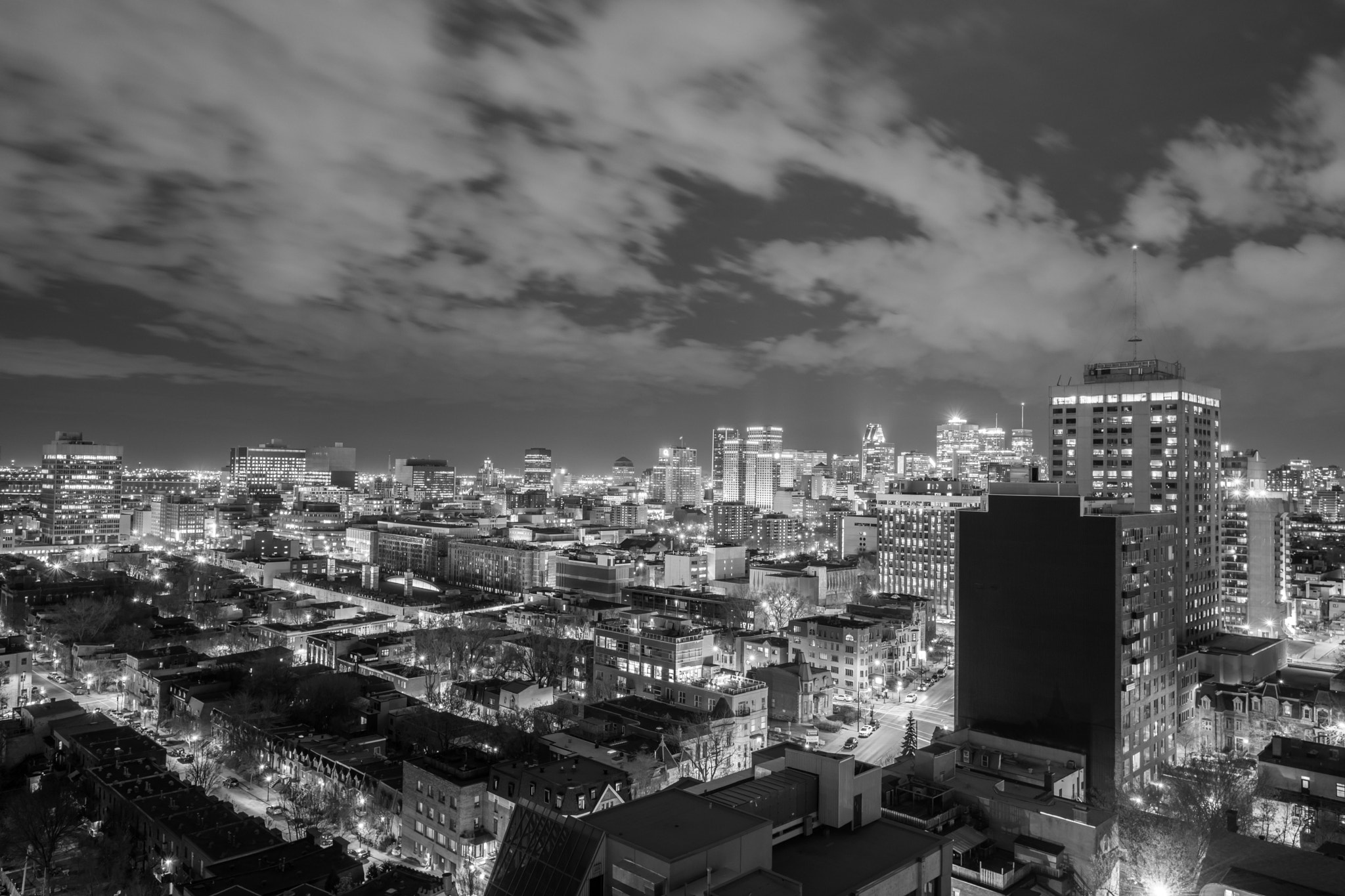 Samsung NX500 + Samsung NX 16mm F2.4 Pancake sample photo. Montreal skyline by night [b&w] photography