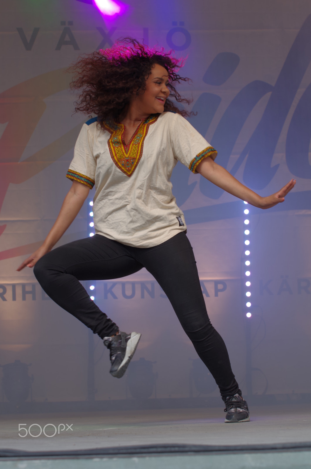 Pentax K-30 sample photo. Saraha's background dancer photography
