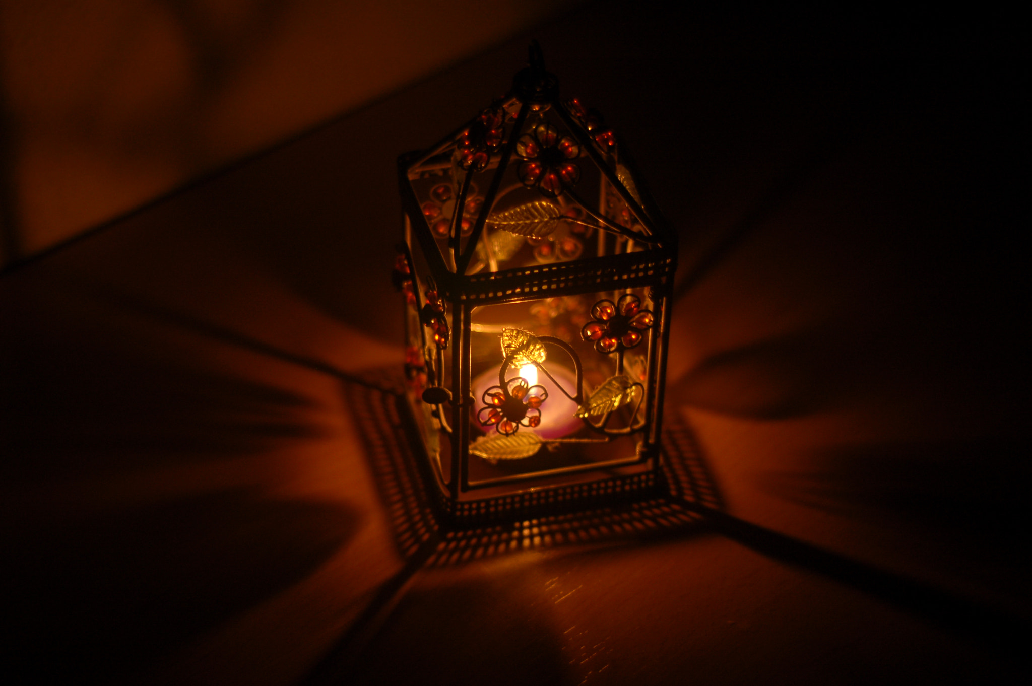 Nikon D50 + AF Nikkor 50mm f/1.8 N sample photo. Trapped candle photography