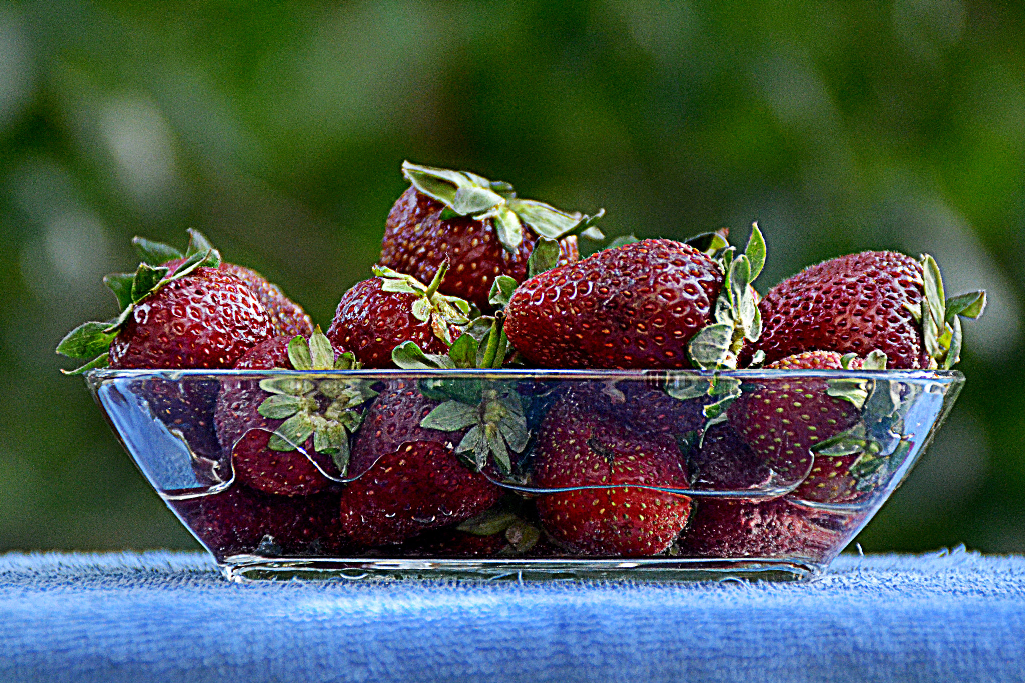 Nikon D3100 + Nikon AF-S Nikkor 28mm F1.8G sample photo. Strawberry photography