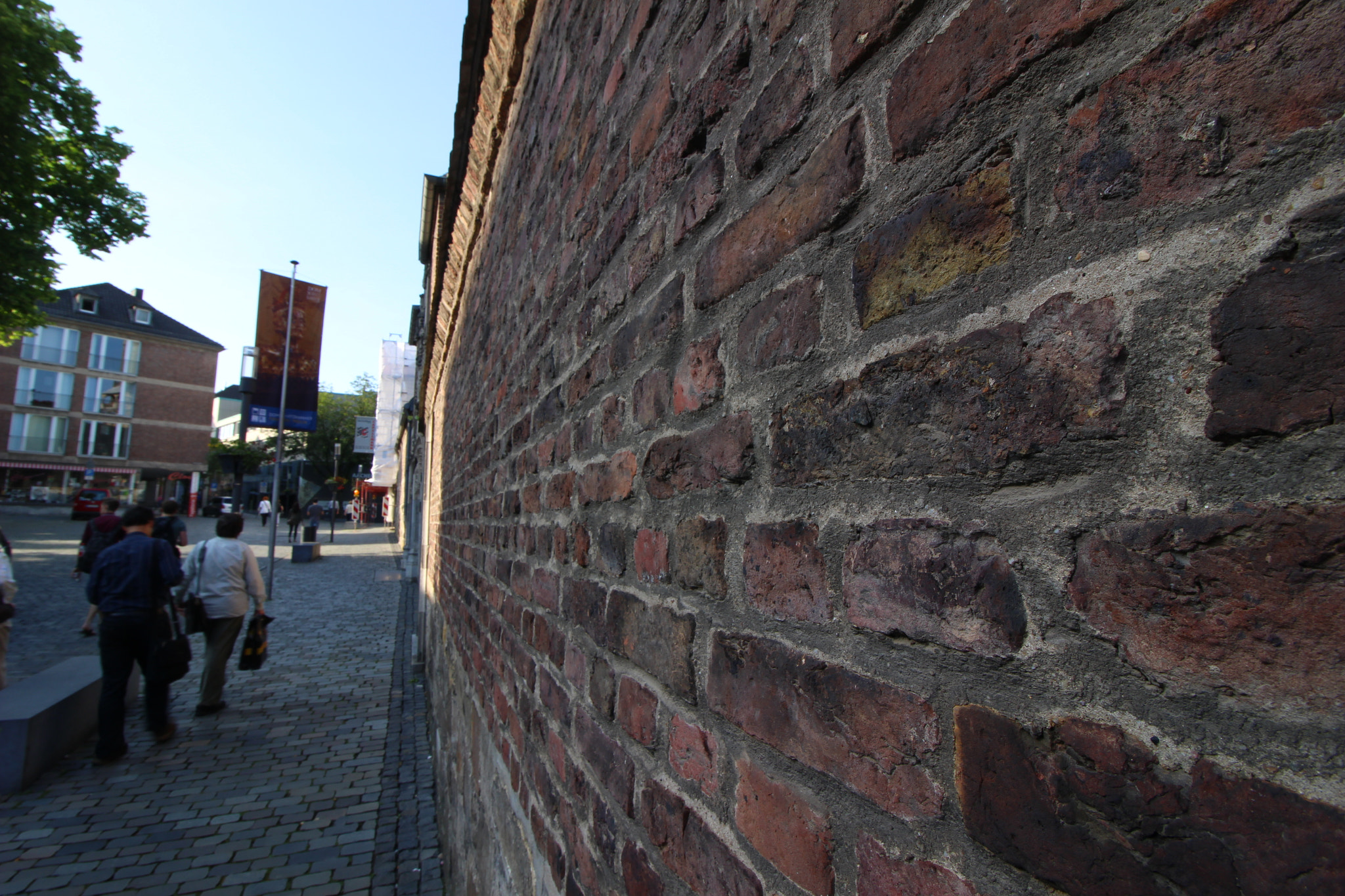 Canon EOS 100D (EOS Rebel SL1 / EOS Kiss X7) + Canon EF-S 10-18mm F4.5–5.6 IS STM sample photo. A nice old brick wall photography