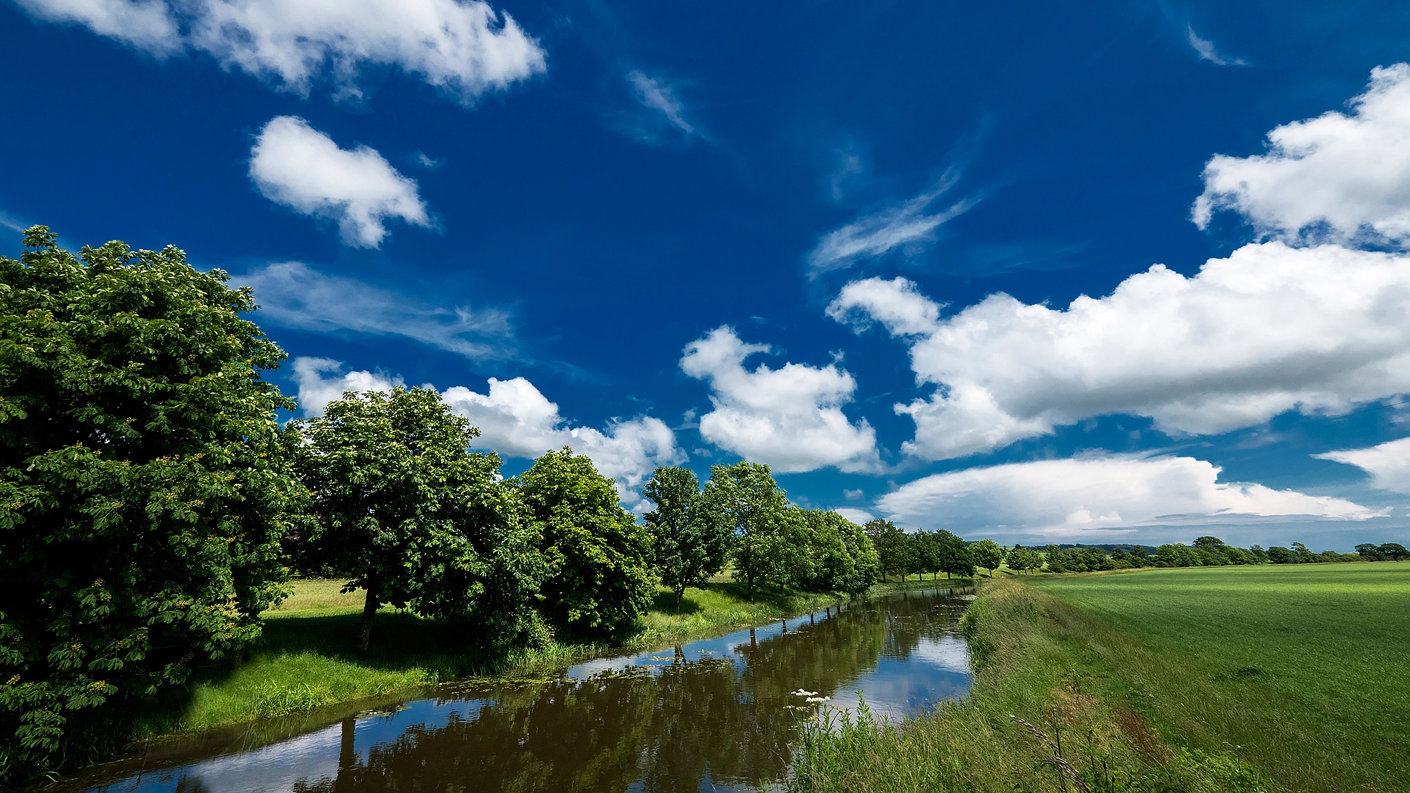 Panasonic Lumix DMC-GX8 + Panasonic Lumix G Vario 7-14mm F4 ASPH sample photo. Summer along the canal photography