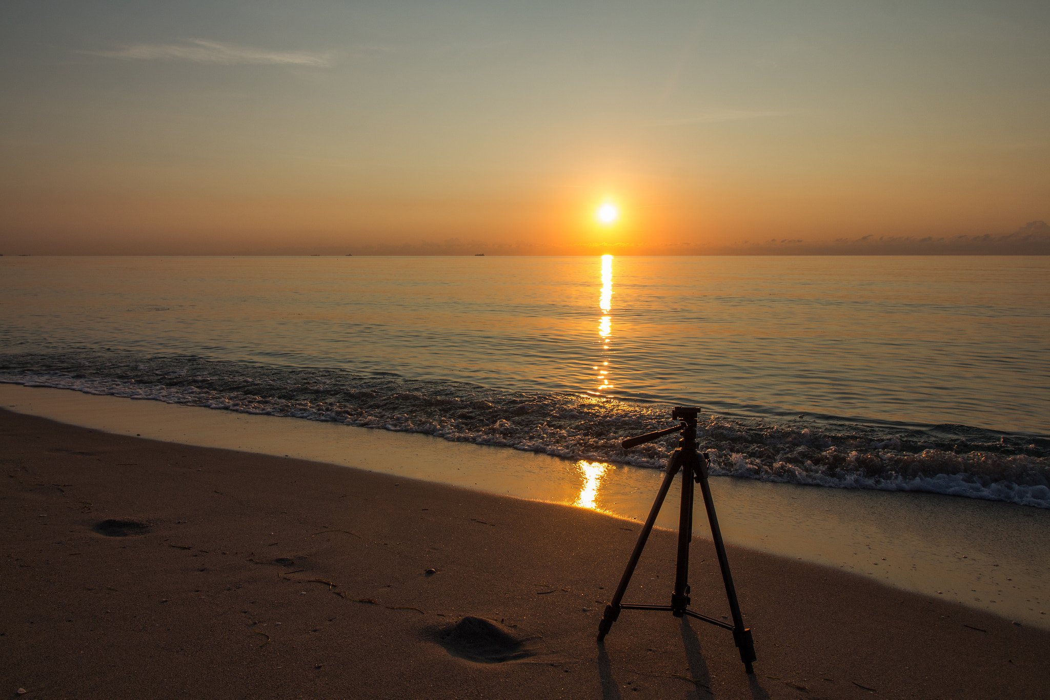 Canon EOS 700D (EOS Rebel T5i / EOS Kiss X7i) + Canon EF-S 10-18mm F4.5–5.6 IS STM sample photo. Tripod at sunrise photography