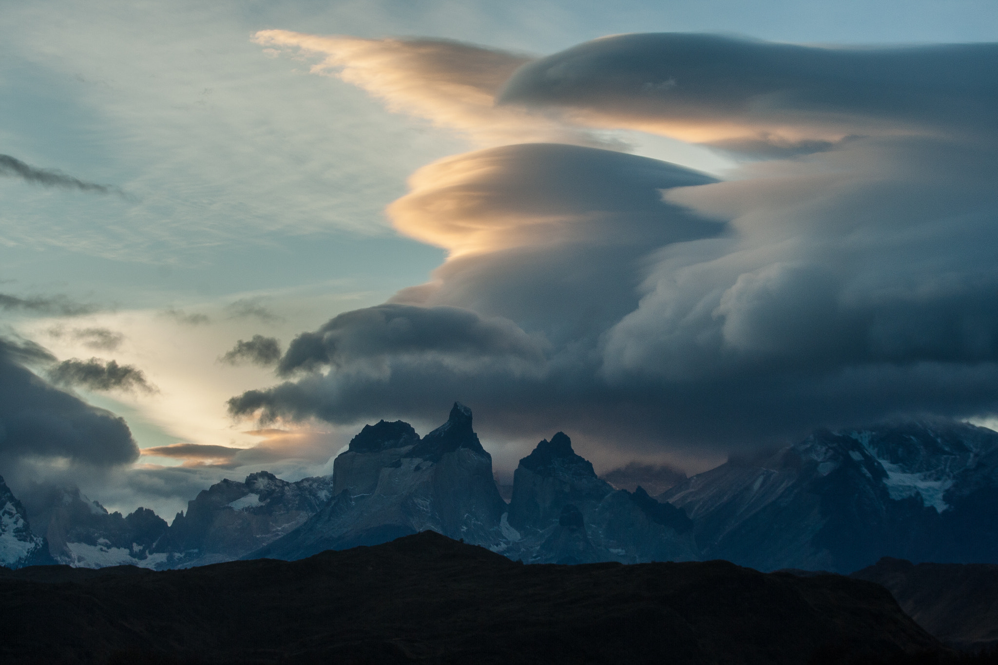 Canon EOS-1D Mark III + Canon EF 70-200mm F2.8L USM sample photo. Nubes sobre las torres del paine photography