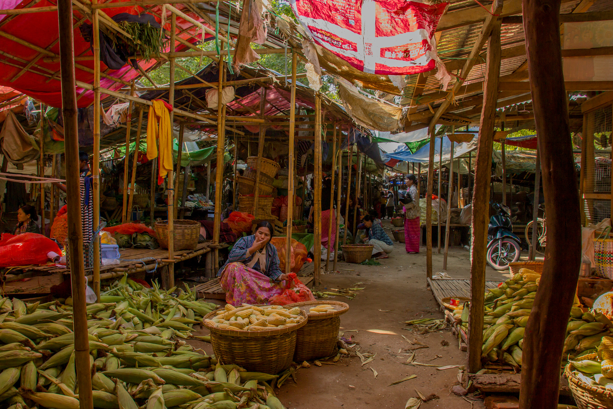 Canon EOS 550D (EOS Rebel T2i / EOS Kiss X4) sample photo. Mani sithu market photography