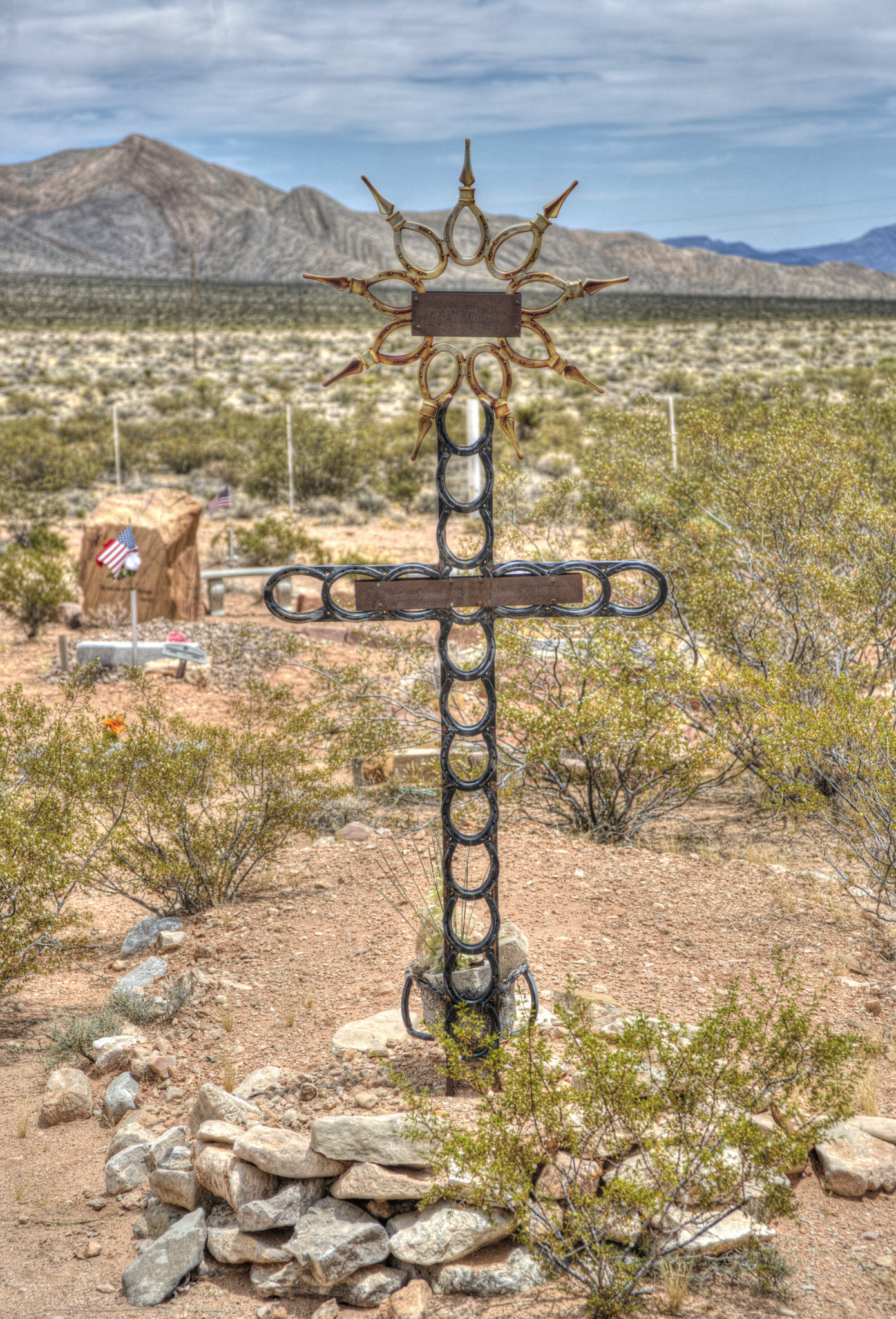 AF Zoom-Nikkor 28-105mm f/3.5-4.5D IF sample photo. Horseshoe cross photography