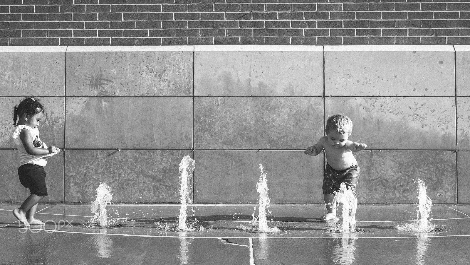Pentax K-01 + Pentax smc DA 35mm F2.4 AL sample photo. Fountain fun photography