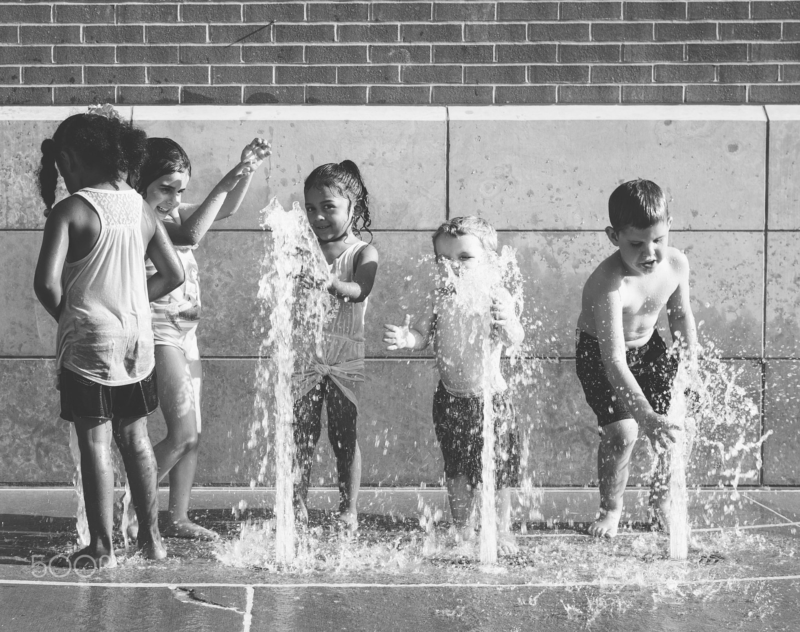 Pentax K-01 + Pentax smc DA 35mm F2.4 AL sample photo. Kids in the fountain photography