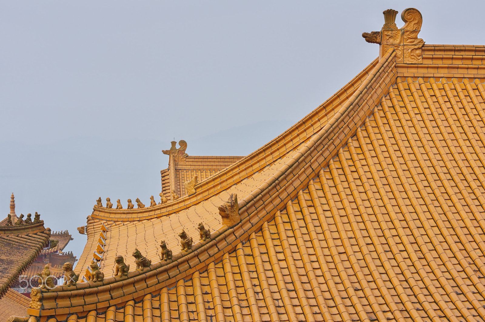 Pentax K-3 + HD Pentax DA 40mm F2.8 Limited sample photo. Roof with figures photography