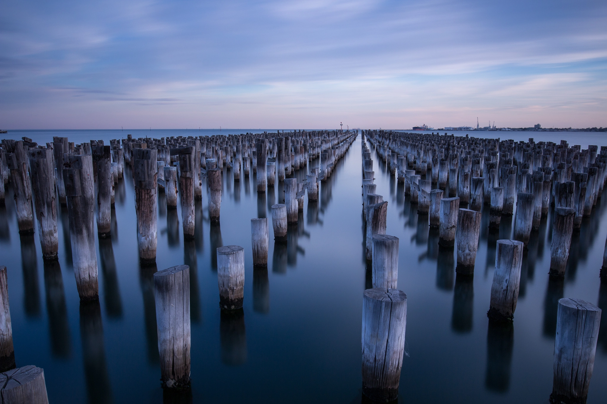 Canon EOS 700D (EOS Rebel T5i / EOS Kiss X7i) + Canon EF 16-35mm F4L IS USM sample photo. Princes pier long exposure 2 photography