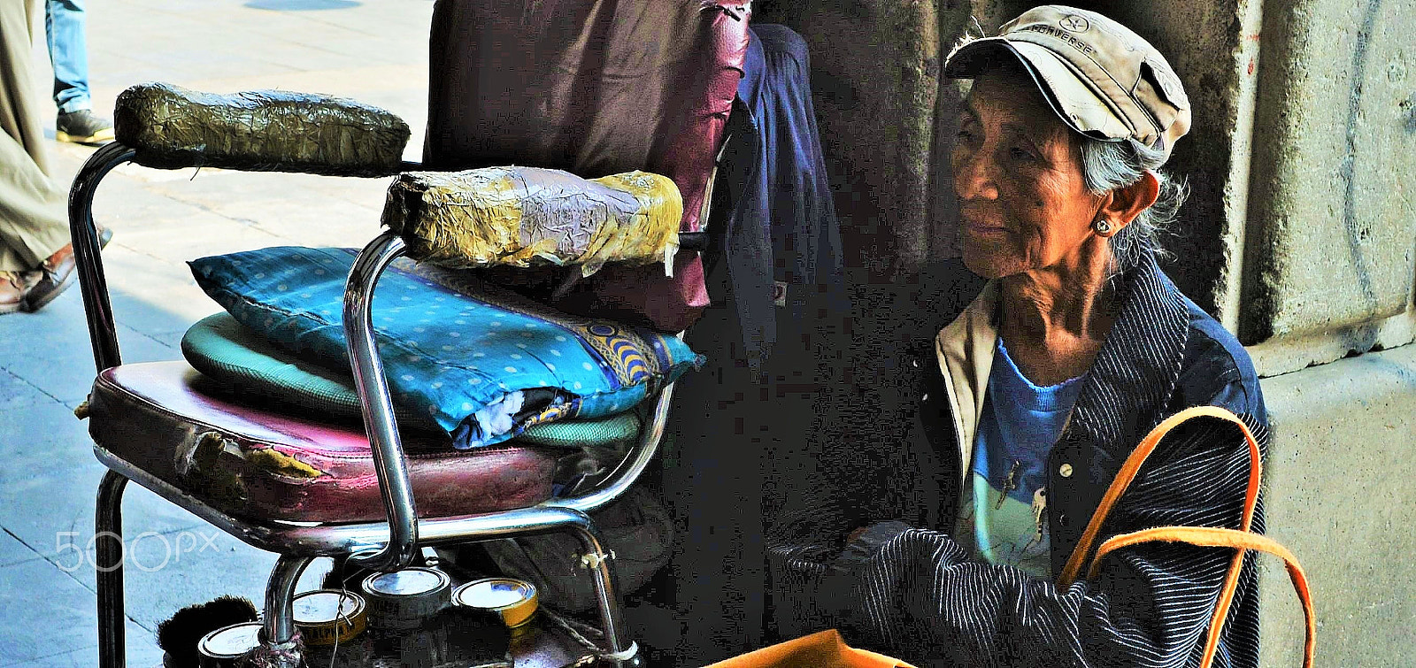 Sigma 28-70mm F2.8 EX sample photo. Shoe shine old lady in bogota photography