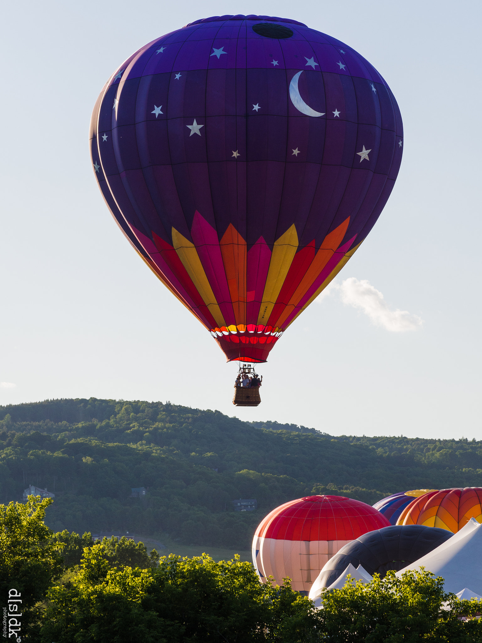 Olympus OM-D E-M5 + Olympus M.Zuiko Digital ED 75mm F1.8 sample photo. Midnight balloon photography