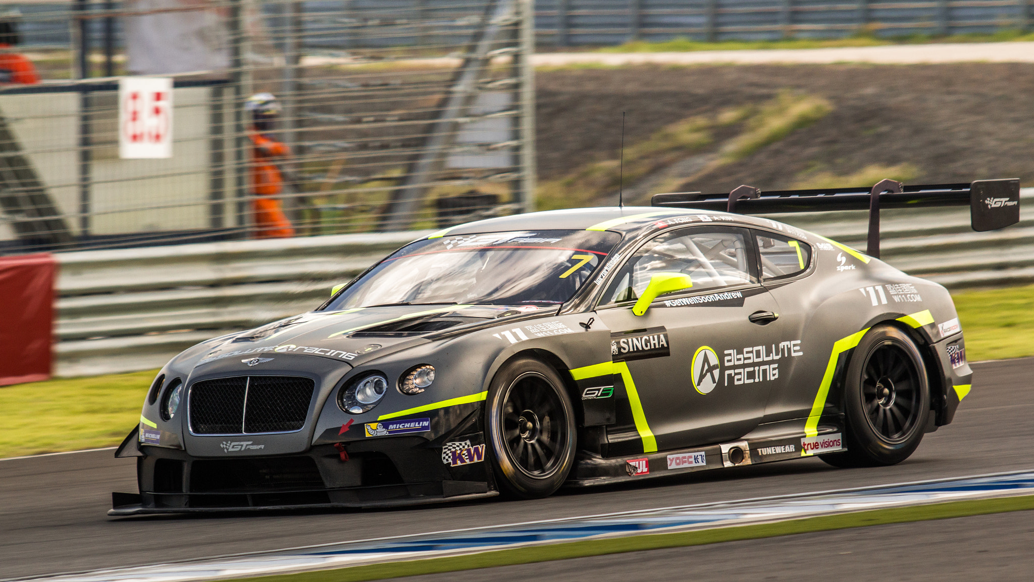 Canon EOS 70D + Canon EF 35-350mm F3.5-5.6L USM sample photo. Bentley continental gt3 photography