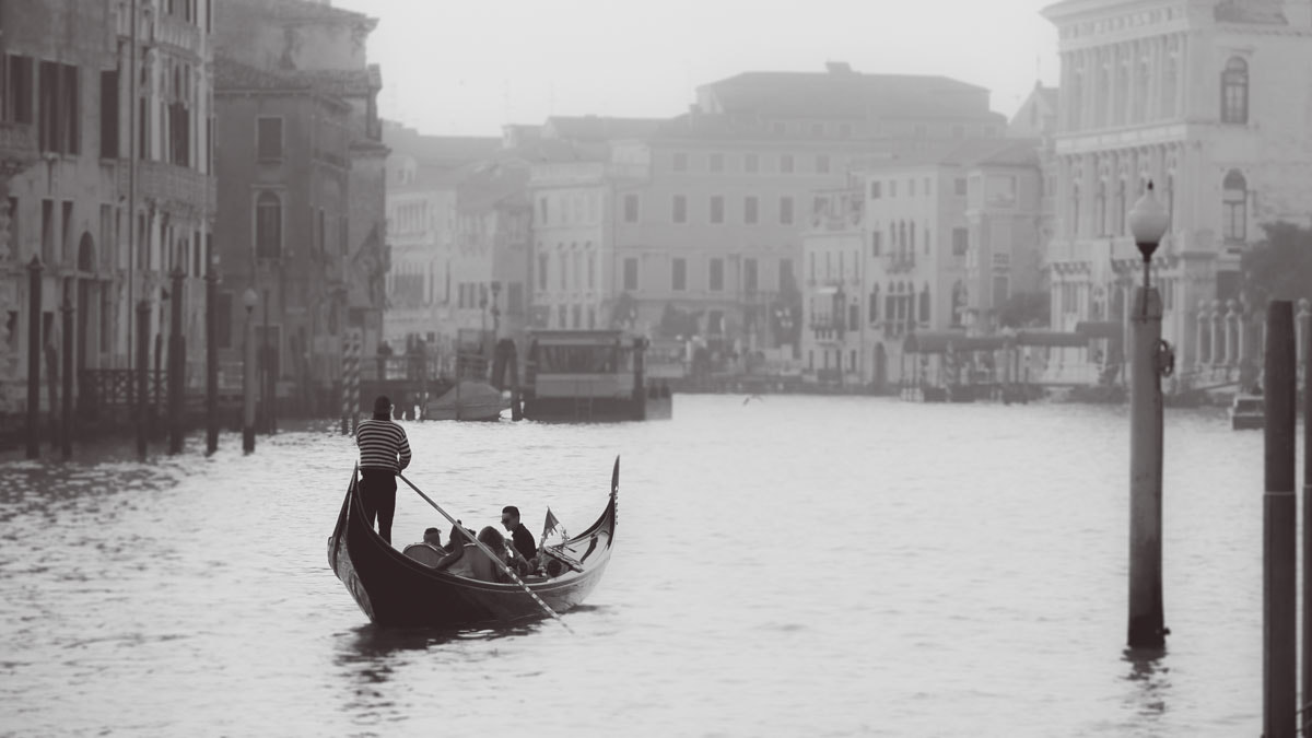 Olympus OM-D E-M5 II + Olympus M.Zuiko Digital ED 75mm F1.8 sample photo. Streets of venice photography