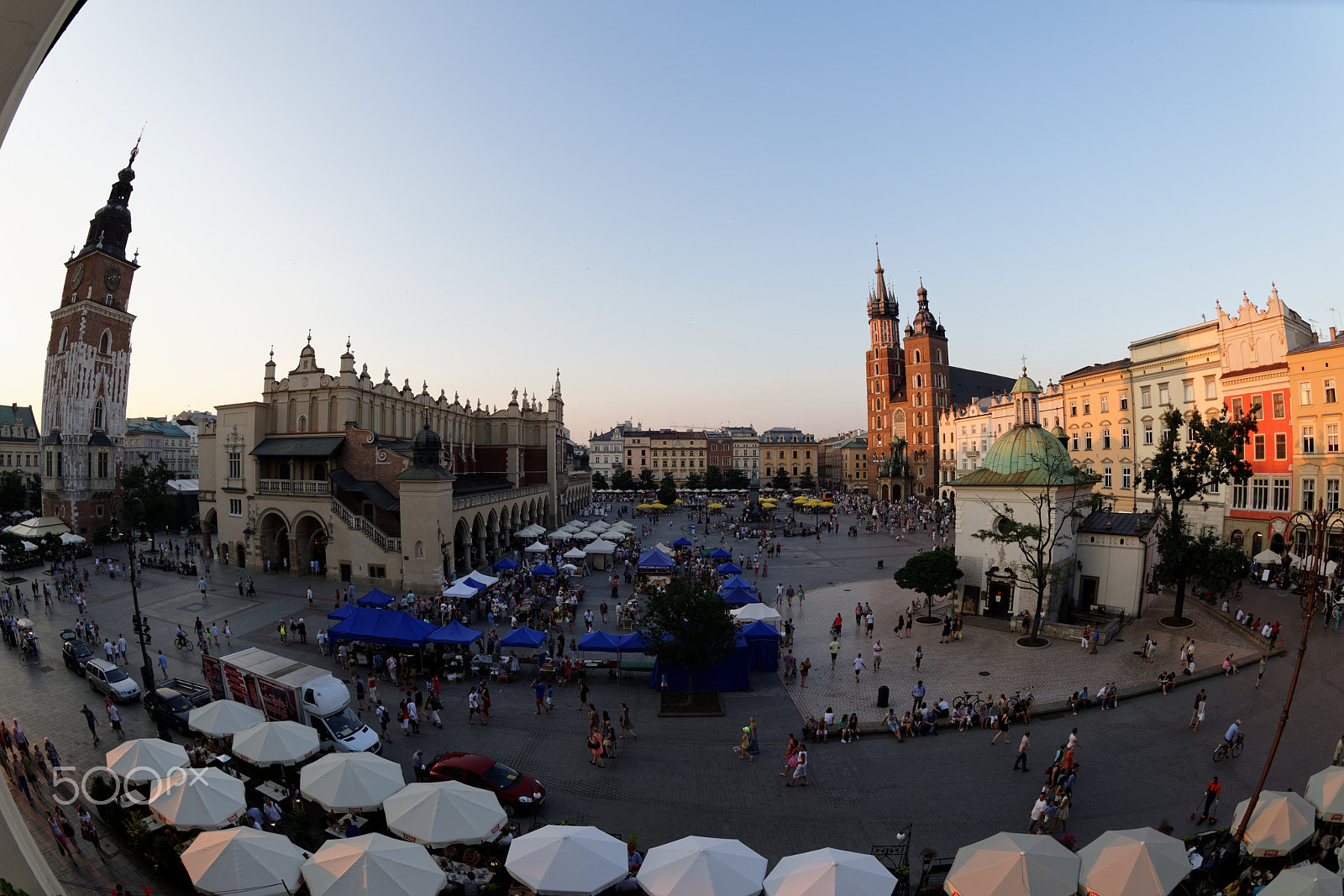 Nikon D810 + Nikon AF Fisheye-Nikkor 16mm F2.8D sample photo. Krakau, marktplatz, tuchhalle, marienkirche photography