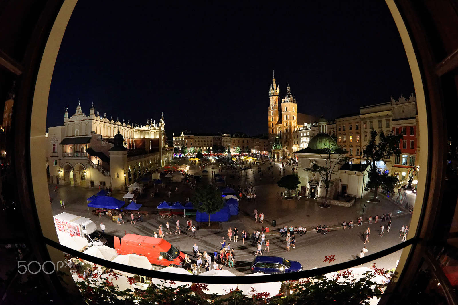 Nikon D810 + Nikon AF Fisheye-Nikkor 16mm F2.8D sample photo. Krakau, marktplatz, tuchhalle, marienkirche, nachtaufnahme, fisheye photography